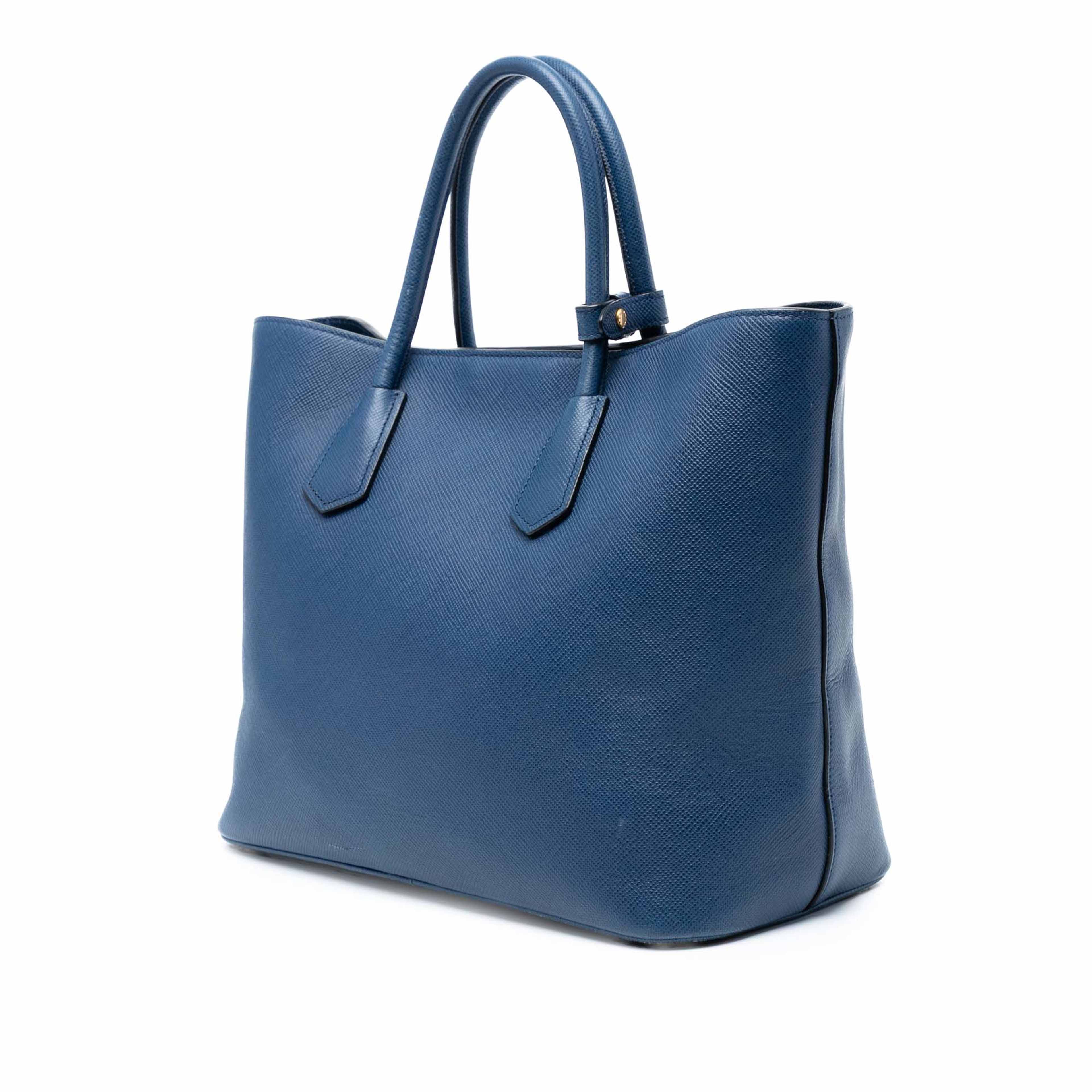 Prada Saffiano Cuir Front Pocket Convertible Tote, från Luxclusif, i färgen blue. Klicka för att öppna bilden i stort format
