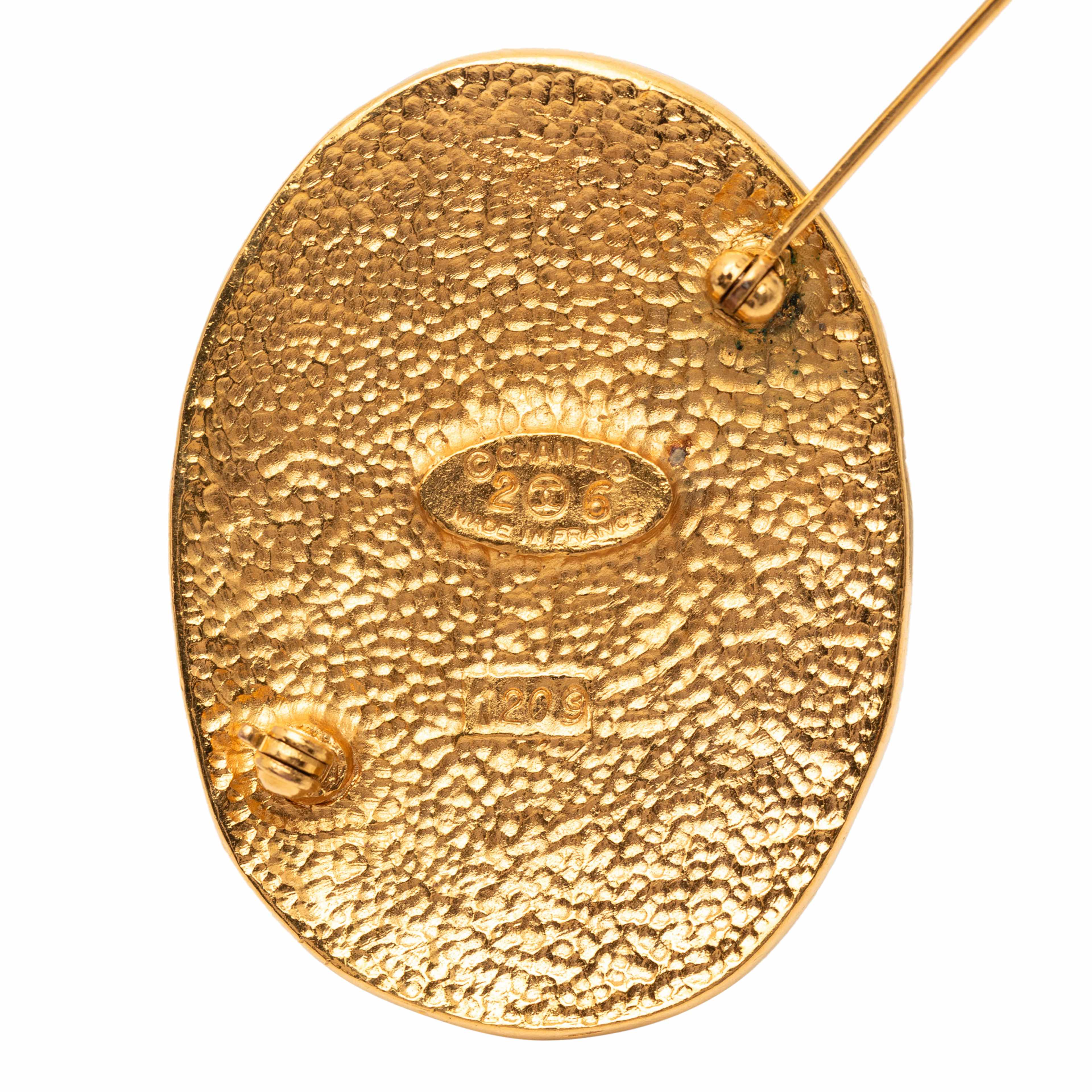 Chanel Cc Gold Plated Crown Oval Brooch, från Luxclusif, i färgen gold. Klicka för att öppna bilden i stort format