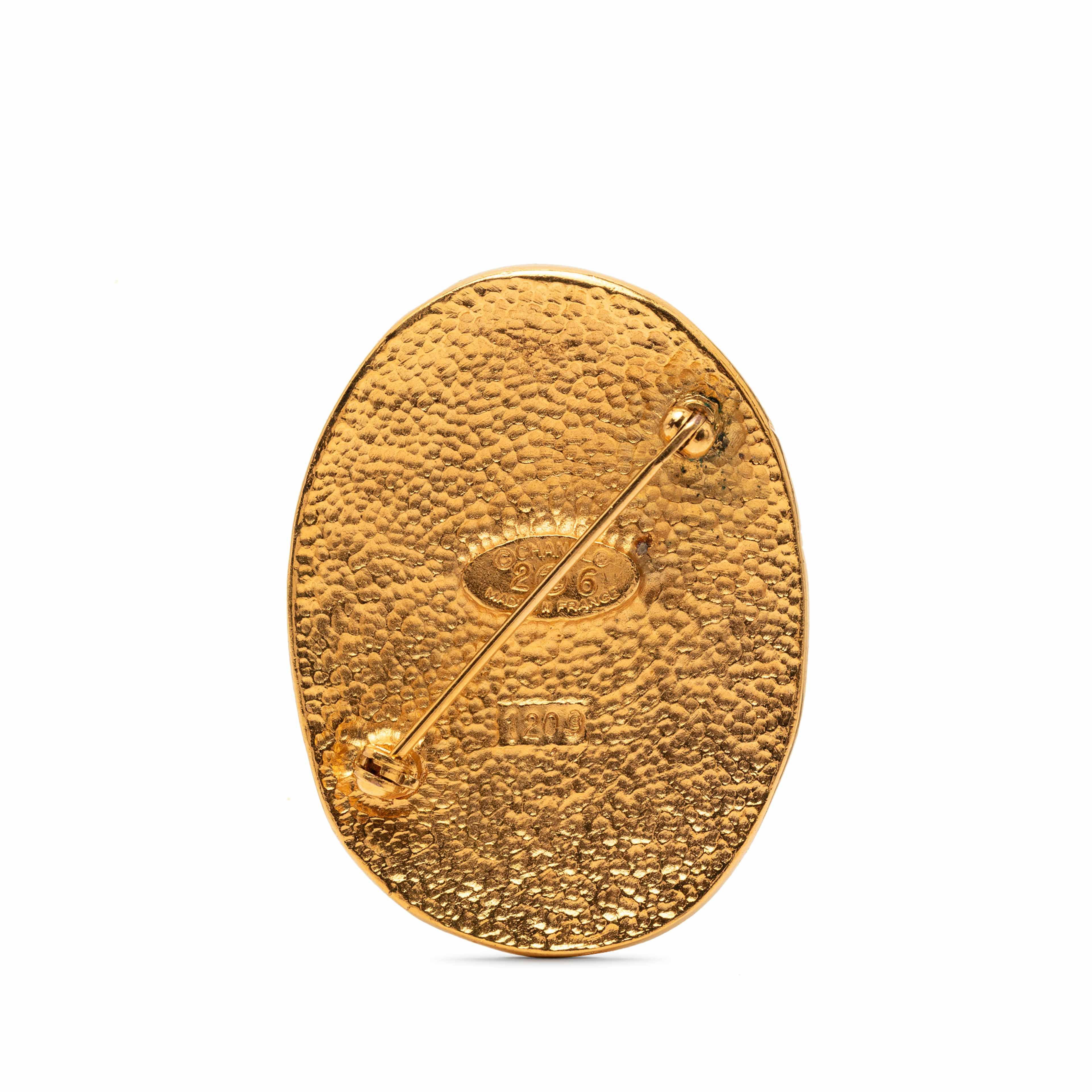 Chanel Cc Gold Plated Crown Oval Brooch, från Luxclusif, i färgen gold. Klicka för att öppna bilden i stort format