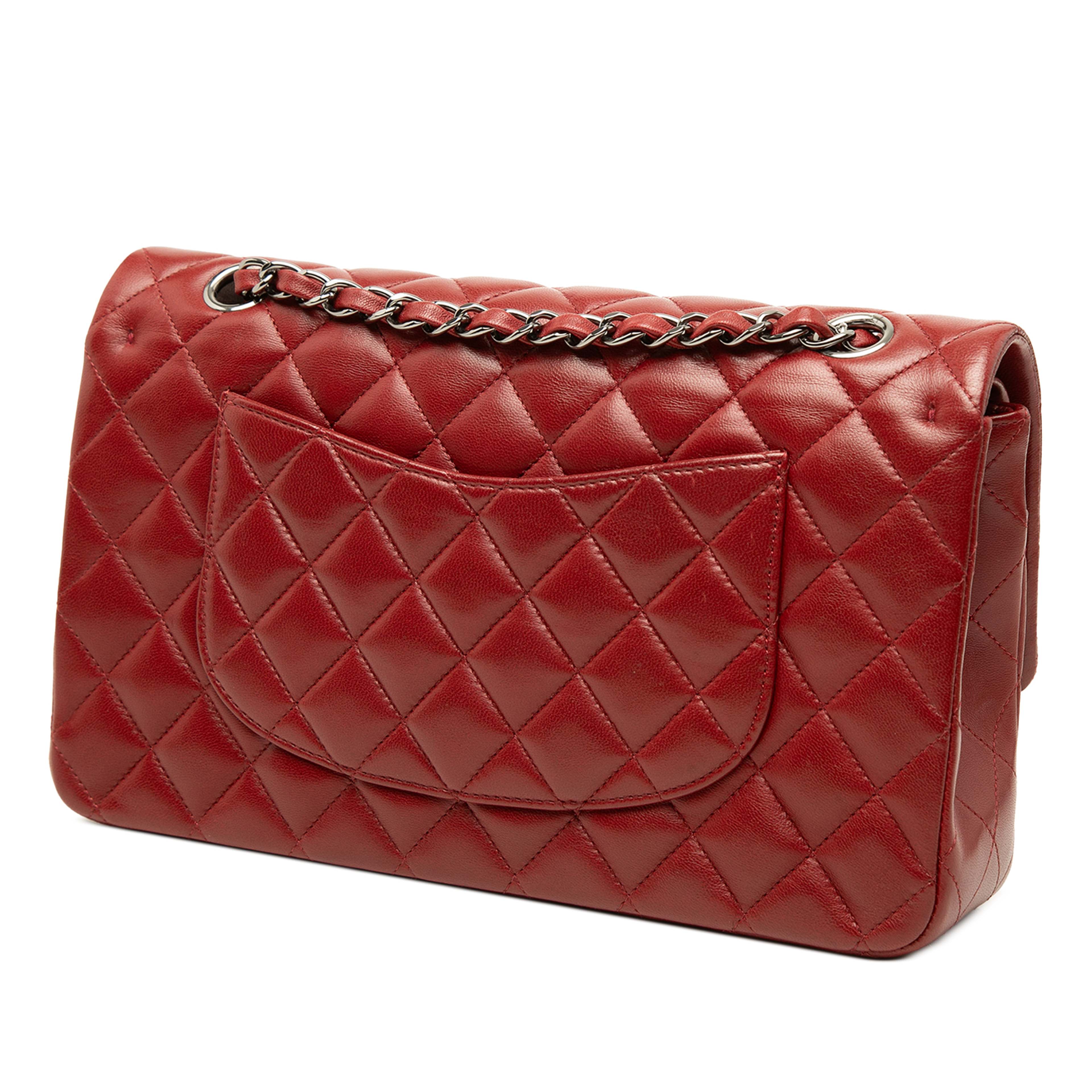 Chanel Medium Classic Lambskin Double Flap, från Luxclusif, i färgen röd. Klicka för att öppna bilden i stort format