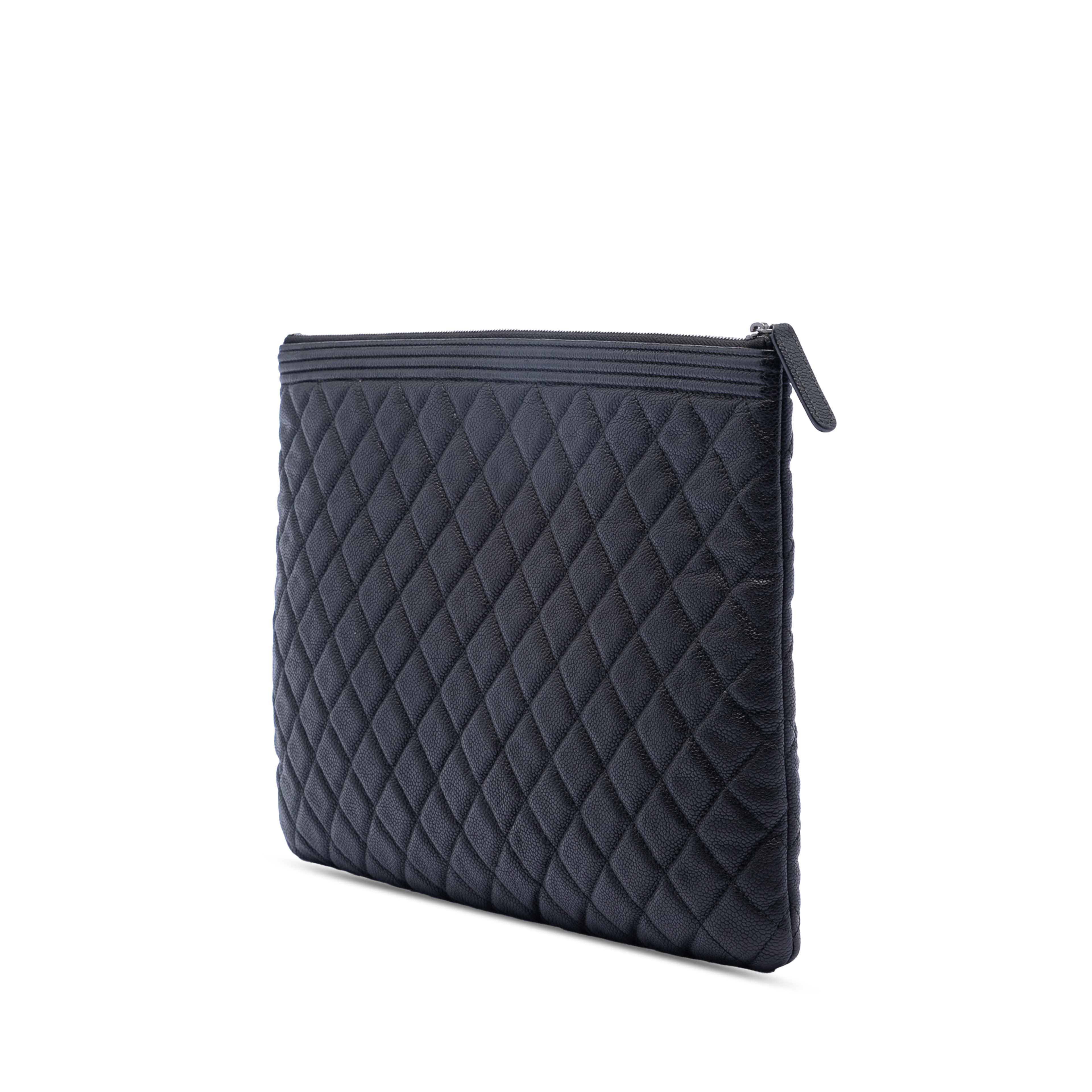 Chanel Large Quilted Caviar Boy O Case Clutch, från Luxclusif, i färgen black. Klicka för att öppna bilden i stort format