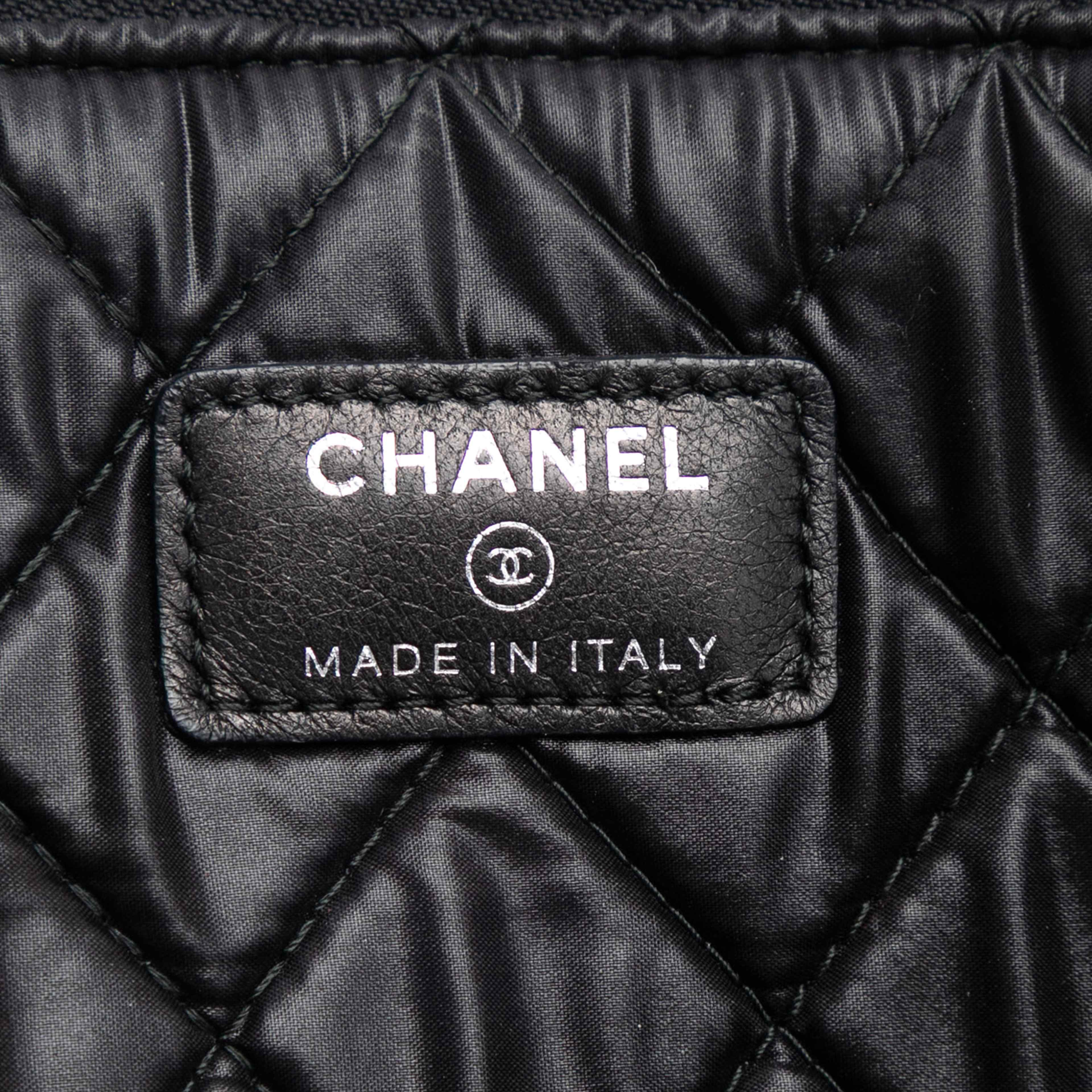 Chanel Large Quilted Caviar Boy O Case Clutch, från Luxclusif, i färgen black. Klicka för att öppna bilden i stort format