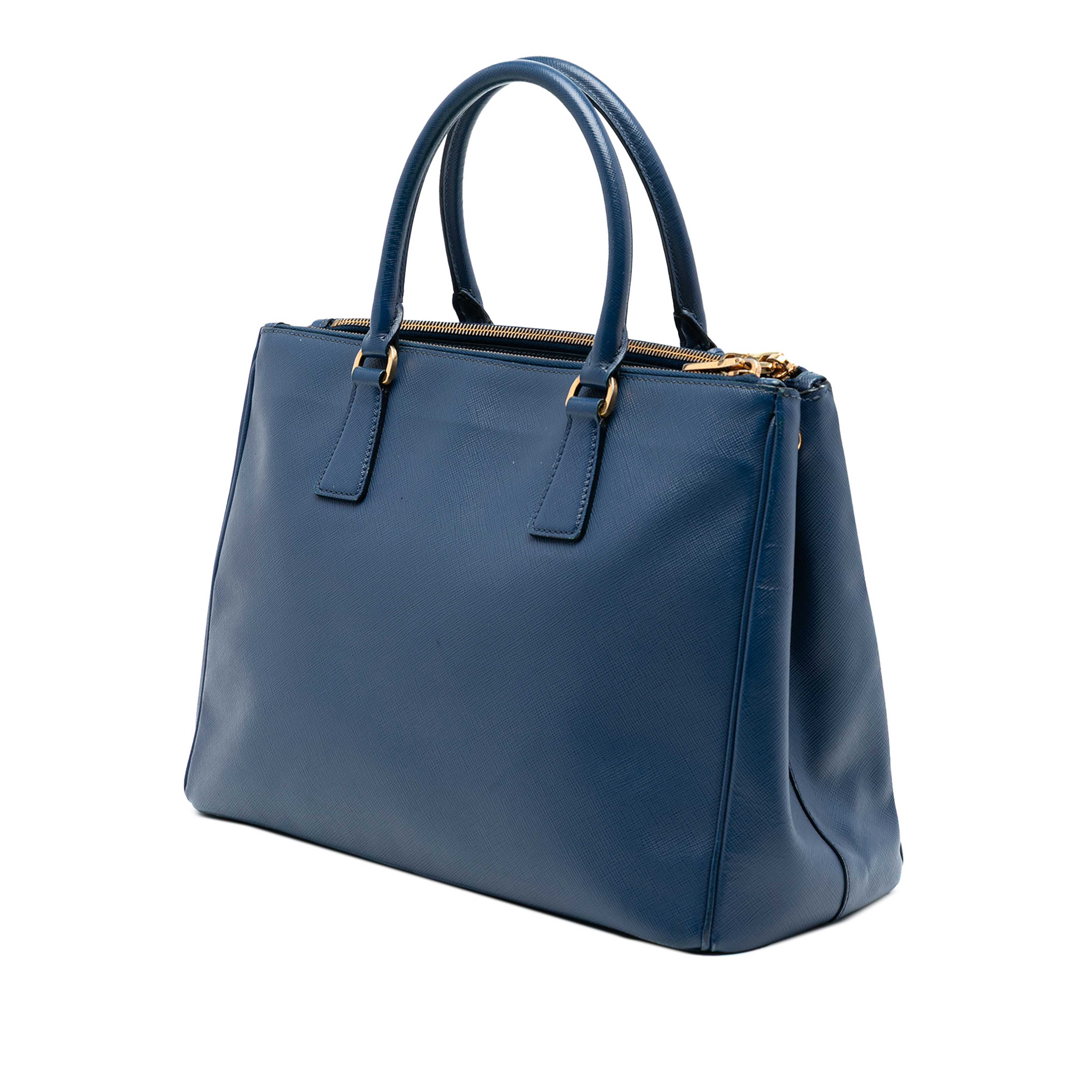 Prada Medium Saffiano Lux Galleria Double Zip Satchel, från Luxclusif, i färgen dark blue. Klicka för att öppna bilden i stort format