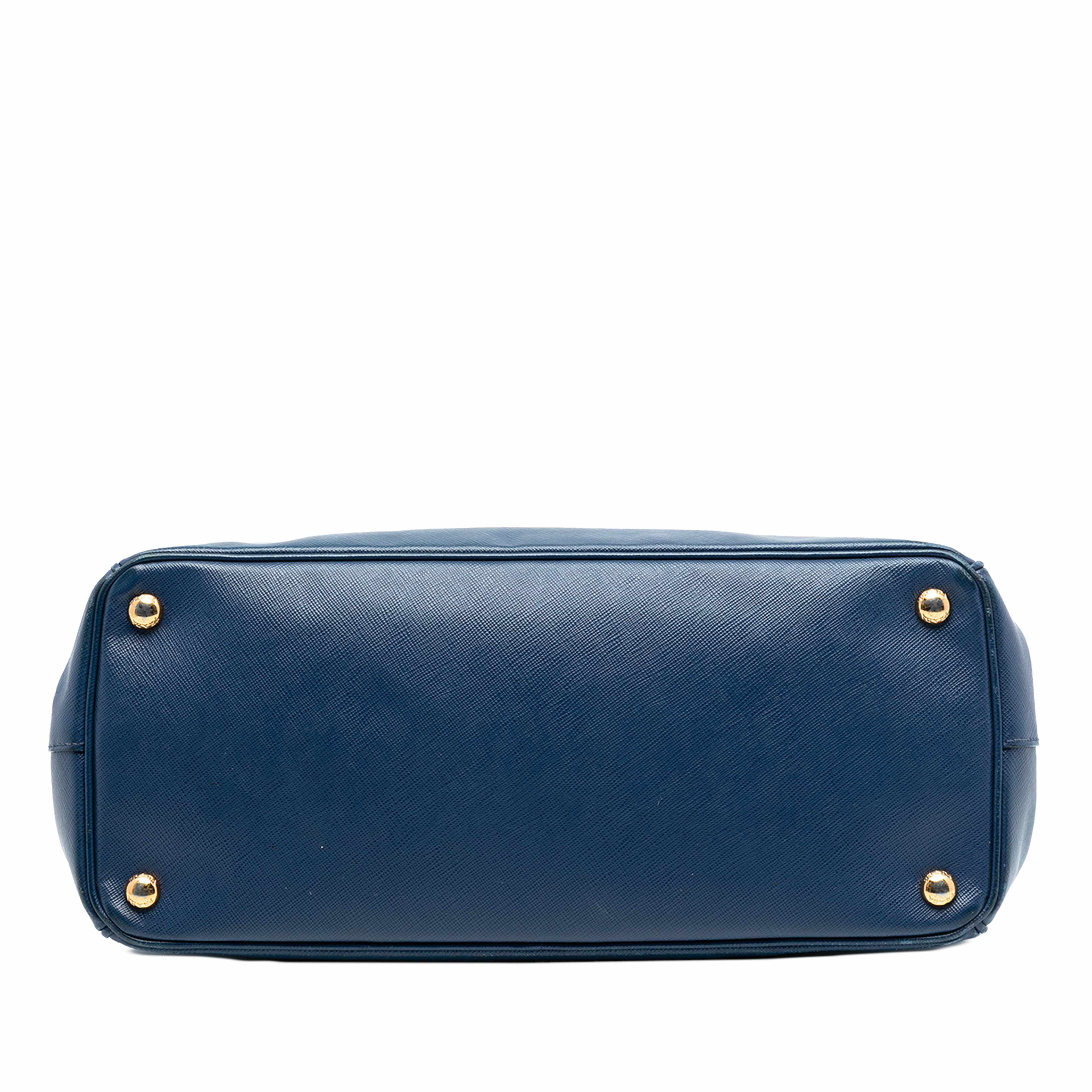 Prada Medium Saffiano Lux Galleria Double Zip Satchel, från Luxclusif, i färgen dark blue. Klicka för att öppna bilden i stort format