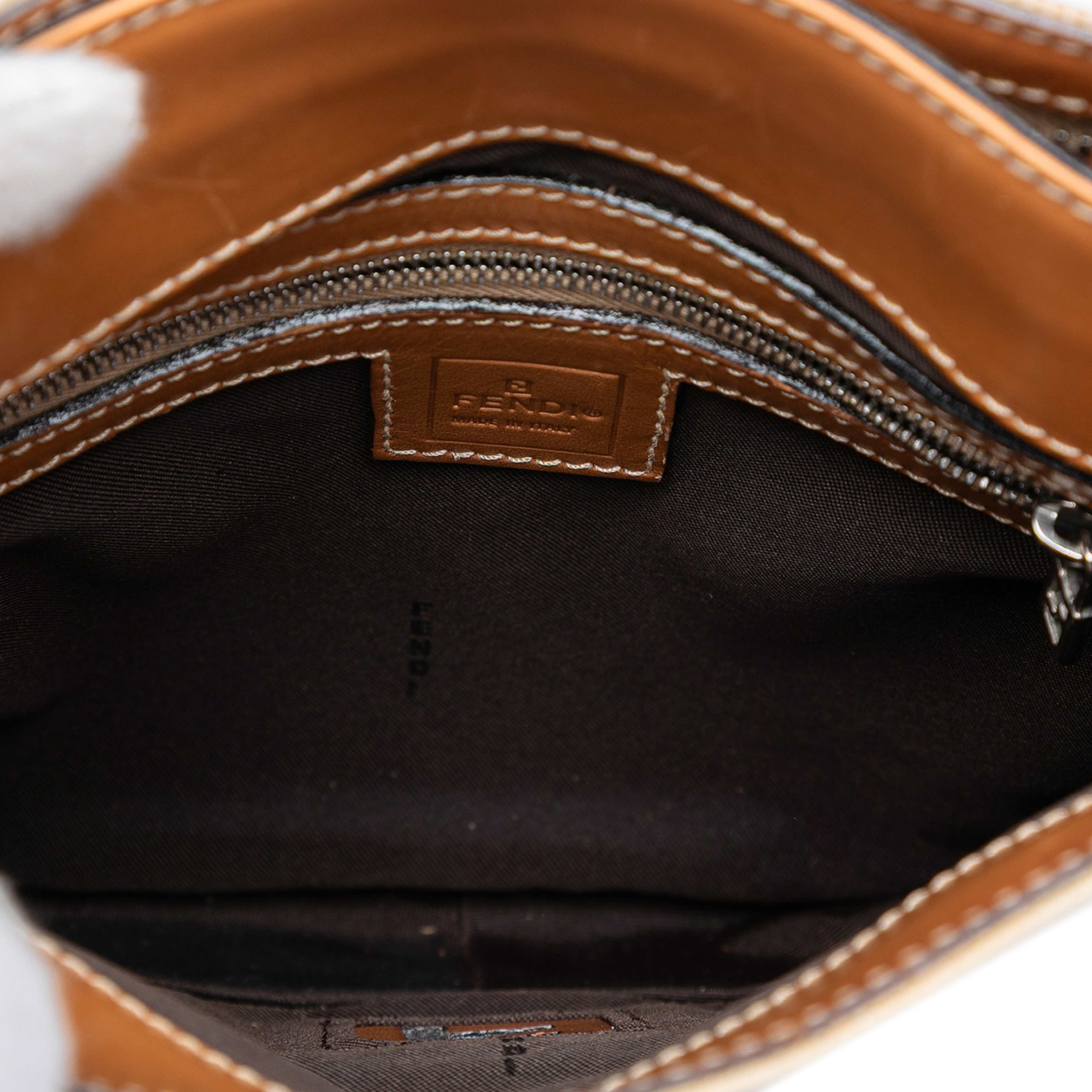Fendi Canvas Ff Crossbody, från Luxclusif, i färgen off white. Klicka för att öppna bilden i stort format