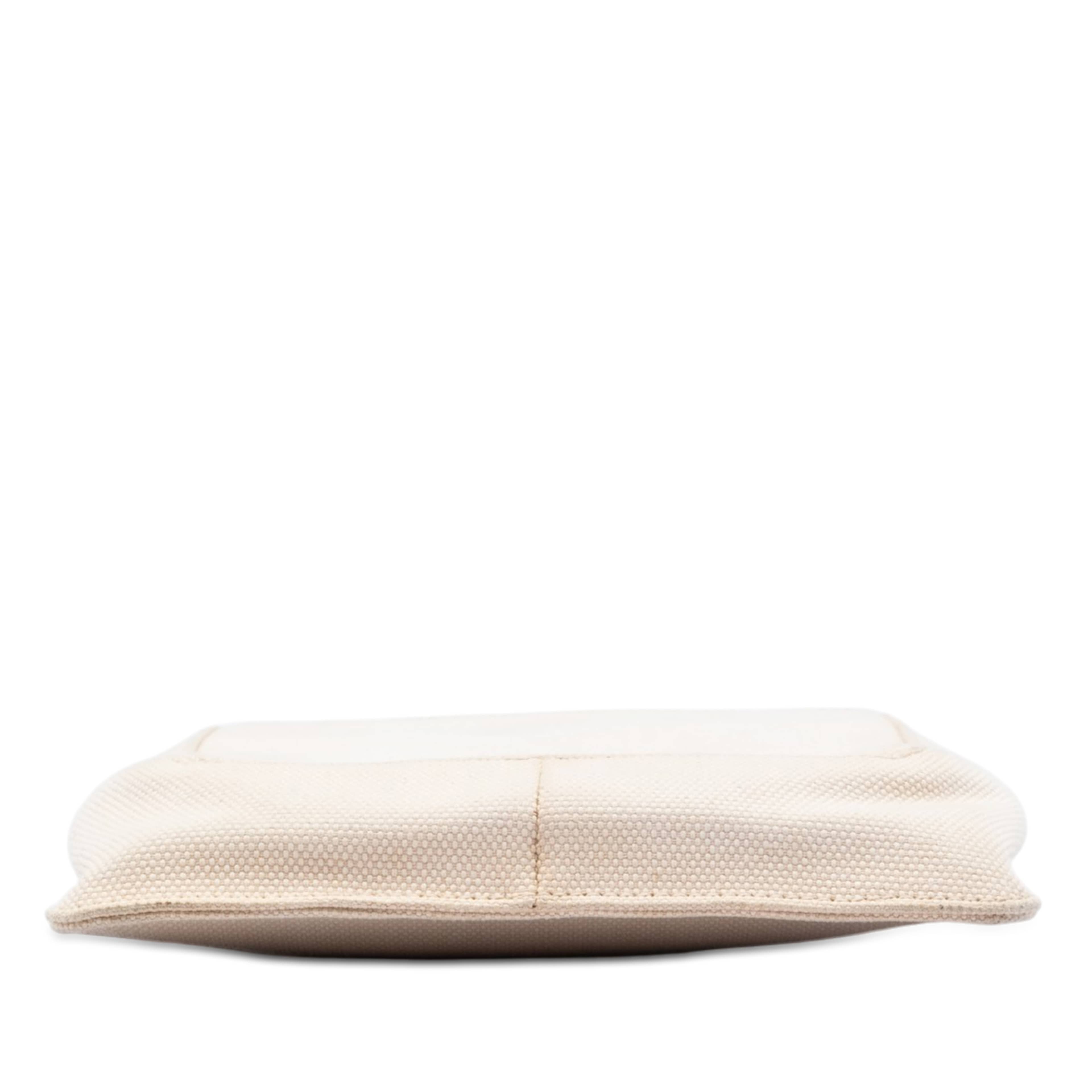 Fendi Canvas Ff Crossbody, från Luxclusif, i färgen vit. Klicka för att öppna bilden i stort format