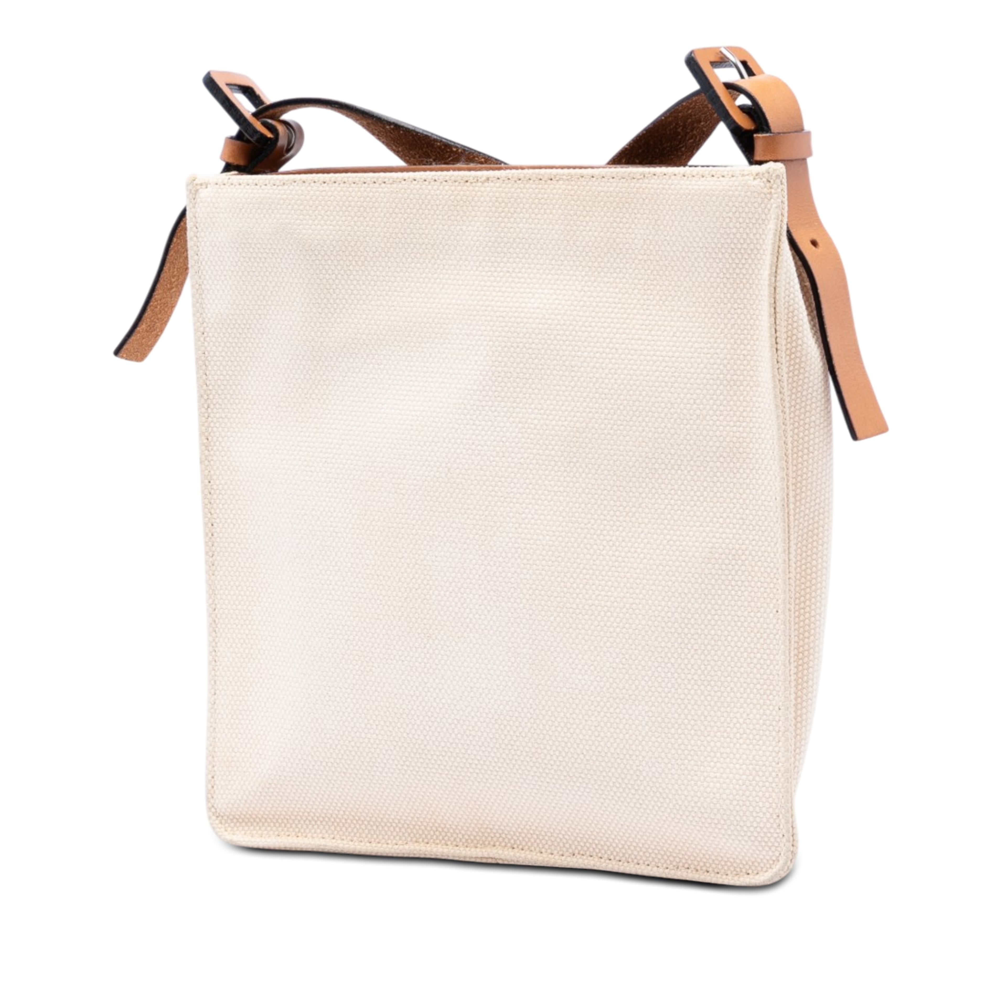 Fendi Canvas Ff Crossbody, från Luxclusif, i färgen off white. Klicka för att öppna bilden i stort format