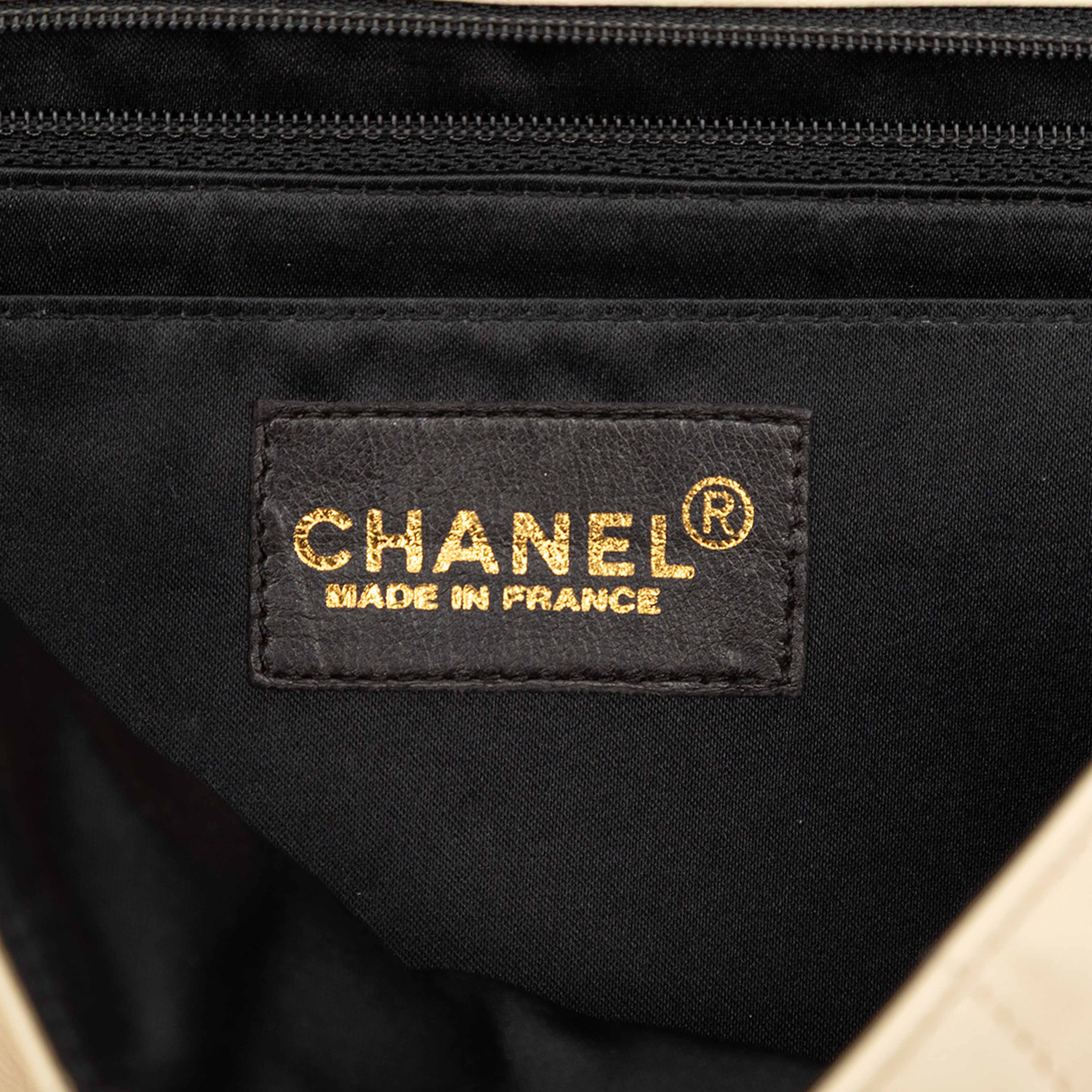 Chanel Chocolate Bar Lambskin Sport Line Crossbody, från Luxclusif, i färgen ivory. Klicka för att öppna bilden i stort format