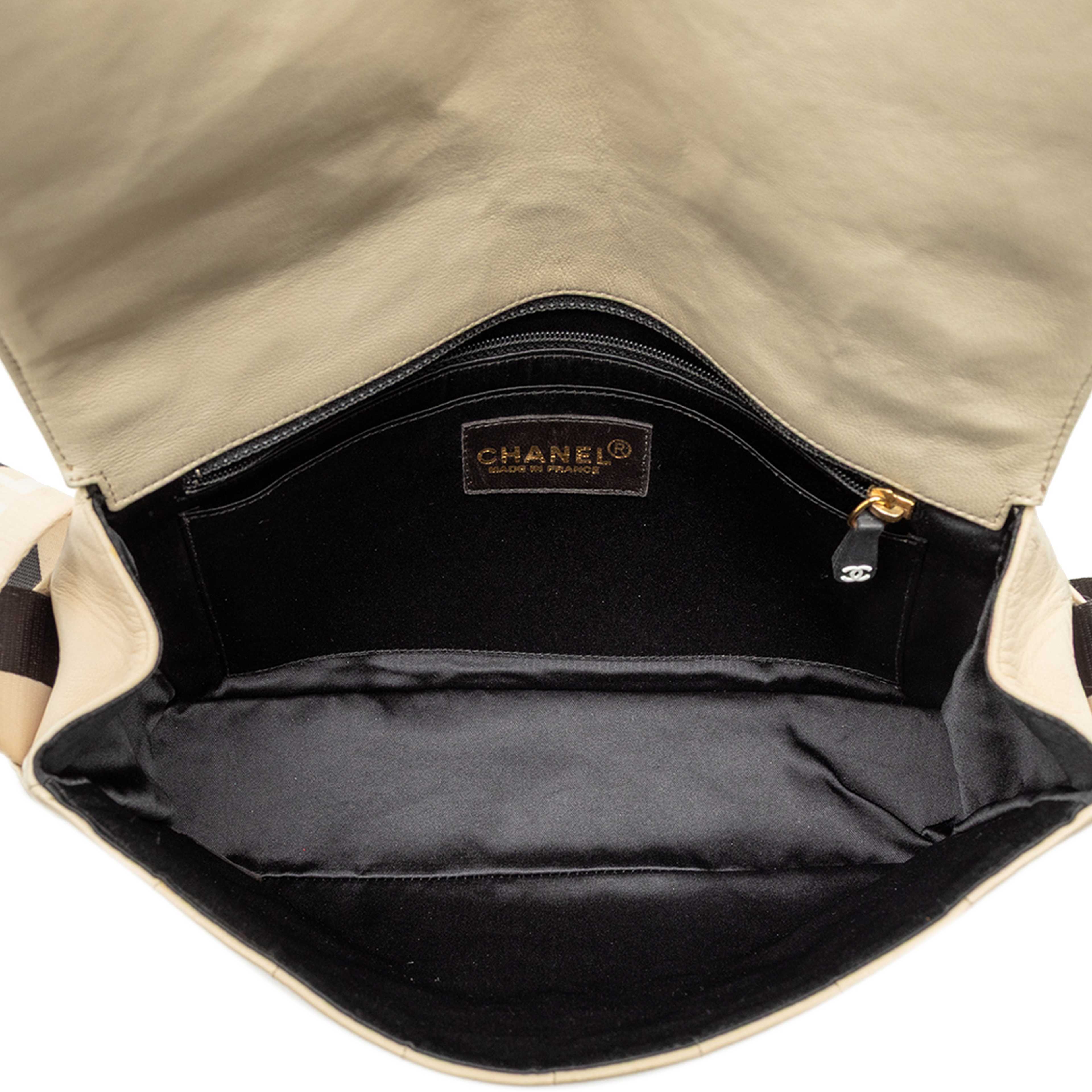 Chanel Chocolate Bar Lambskin Sport Line Crossbody, från Luxclusif, i färgen ivory. Klicka för att öppna bilden i stort format