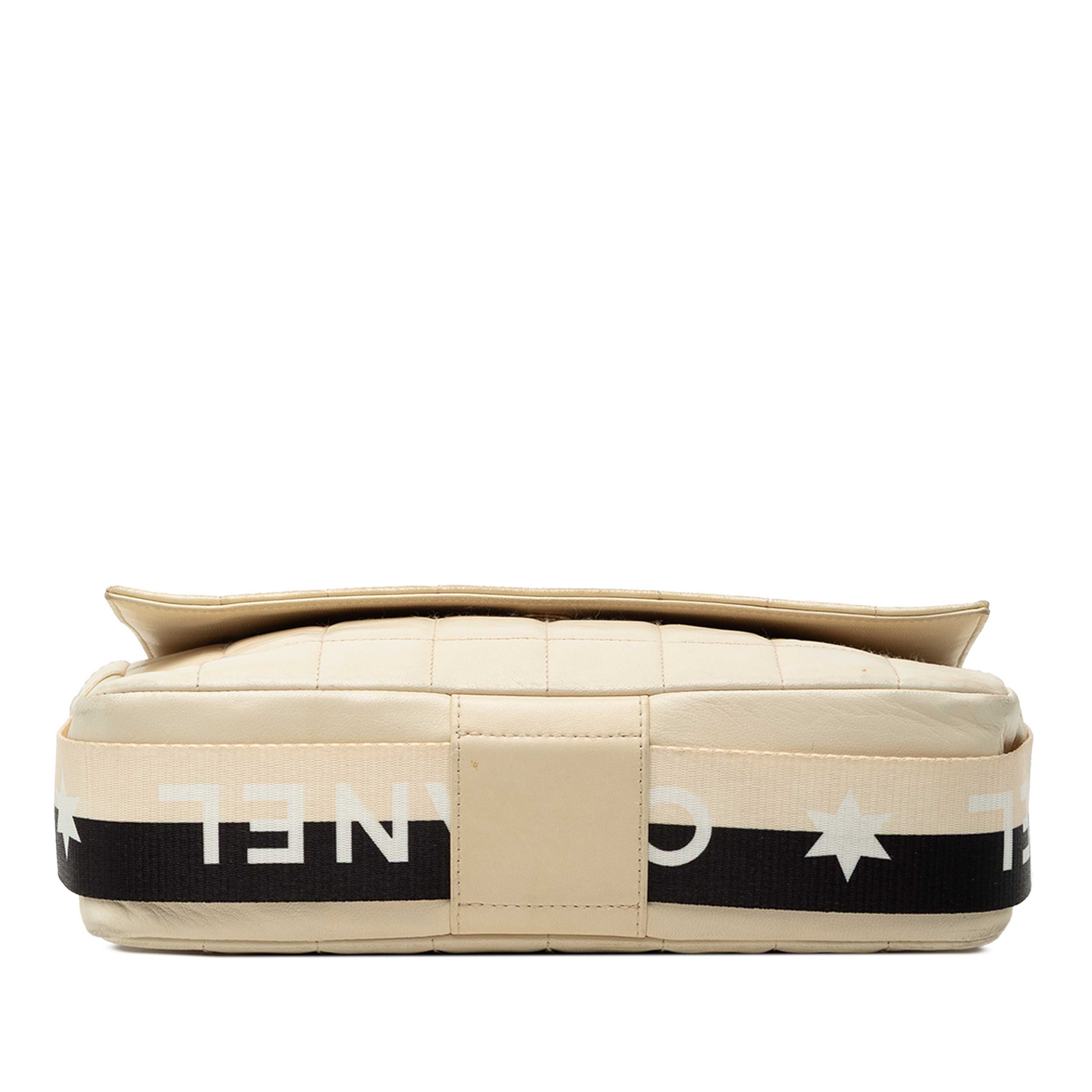 Chanel Chocolate Bar Lambskin Sport Line Crossbody, från Luxclusif, i färgen ivory. Klicka för att öppna bilden i stort format