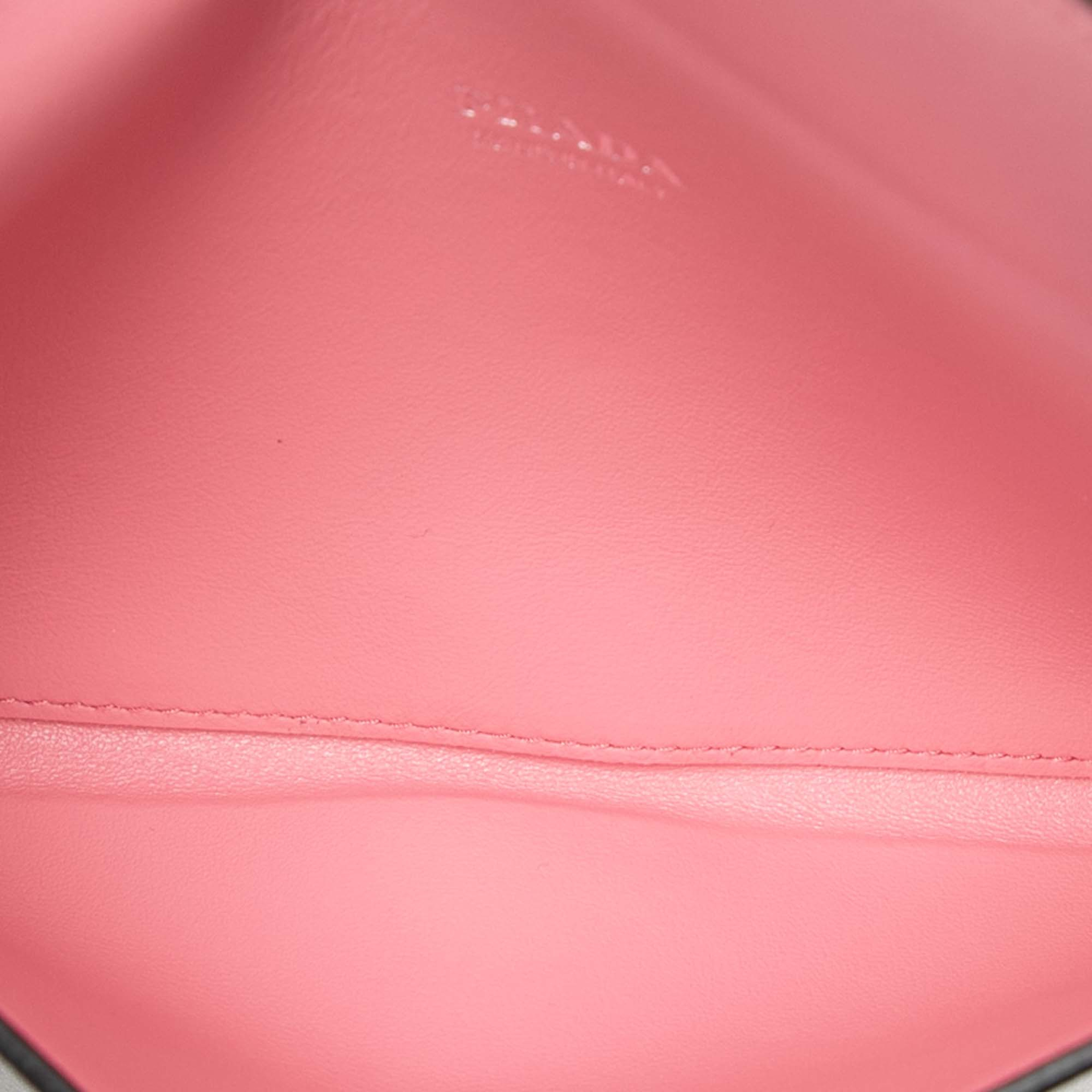Prada Saffiano Envelope Pouch, från Luxclusif, i färgen black. Klicka för att öppna bilden i stort format