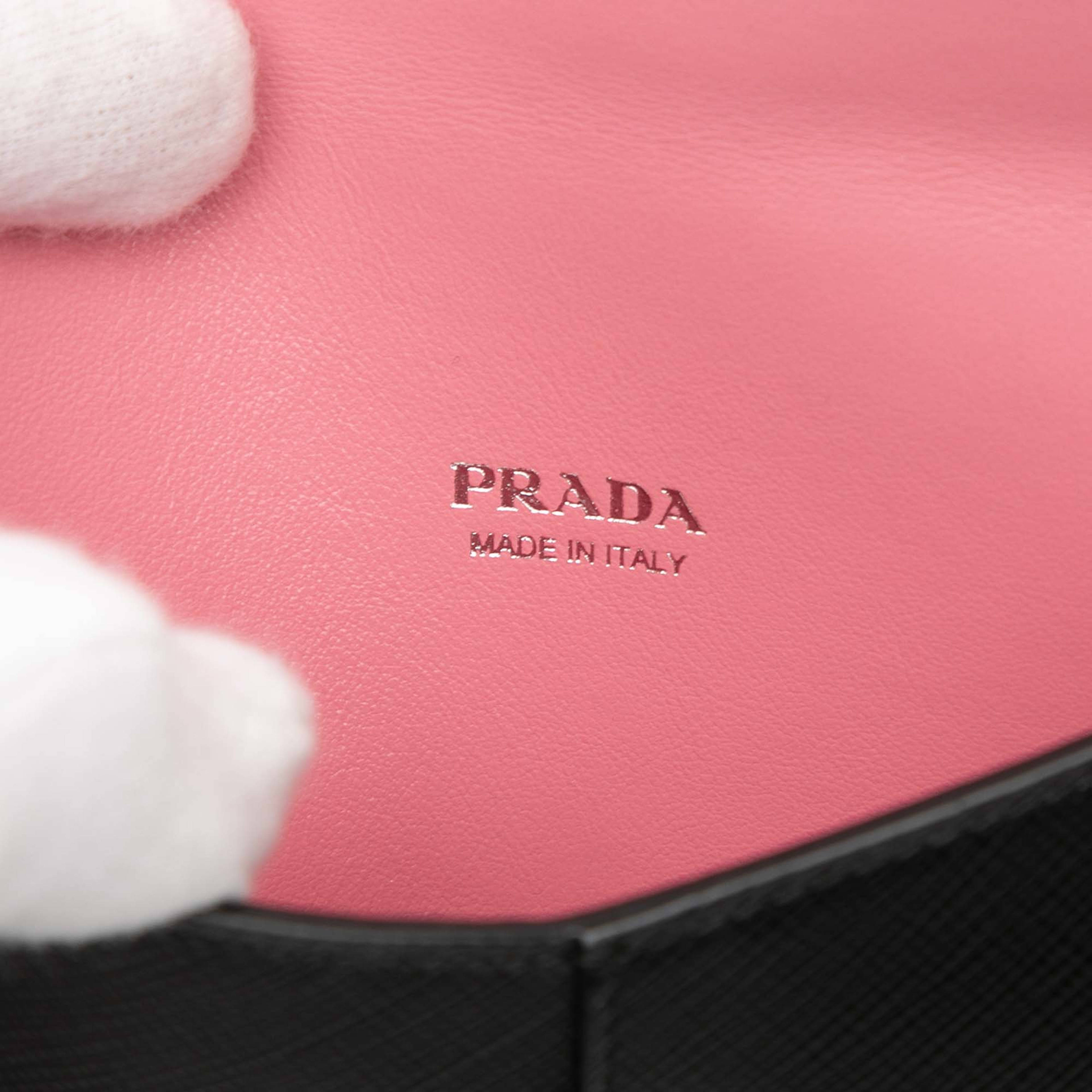 Prada Saffiano Envelope Pouch, från Luxclusif, i färgen black. Klicka för att öppna bilden i stort format