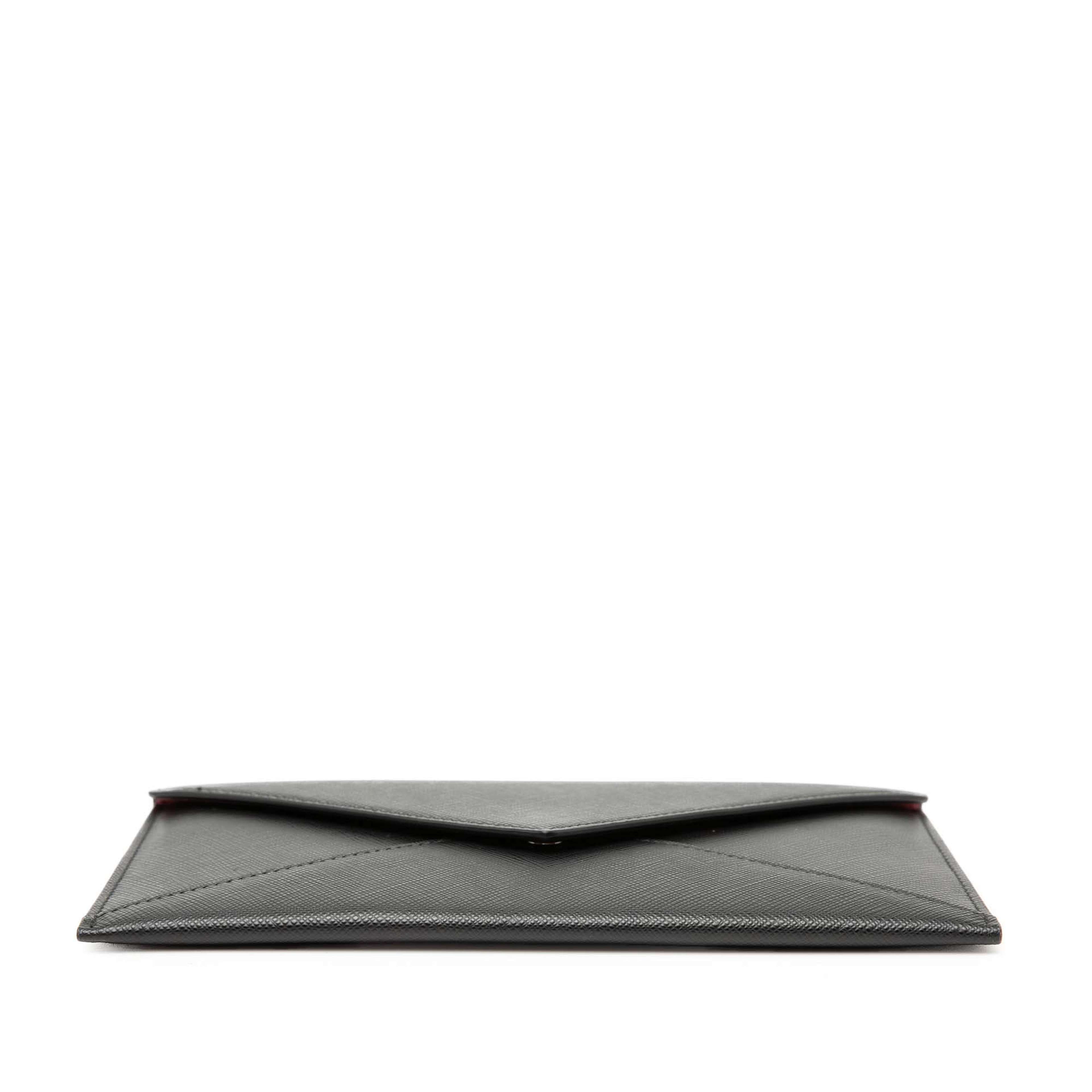Prada Saffiano Envelope Pouch, från Luxclusif, i färgen black. Klicka för att öppna bilden i stort format