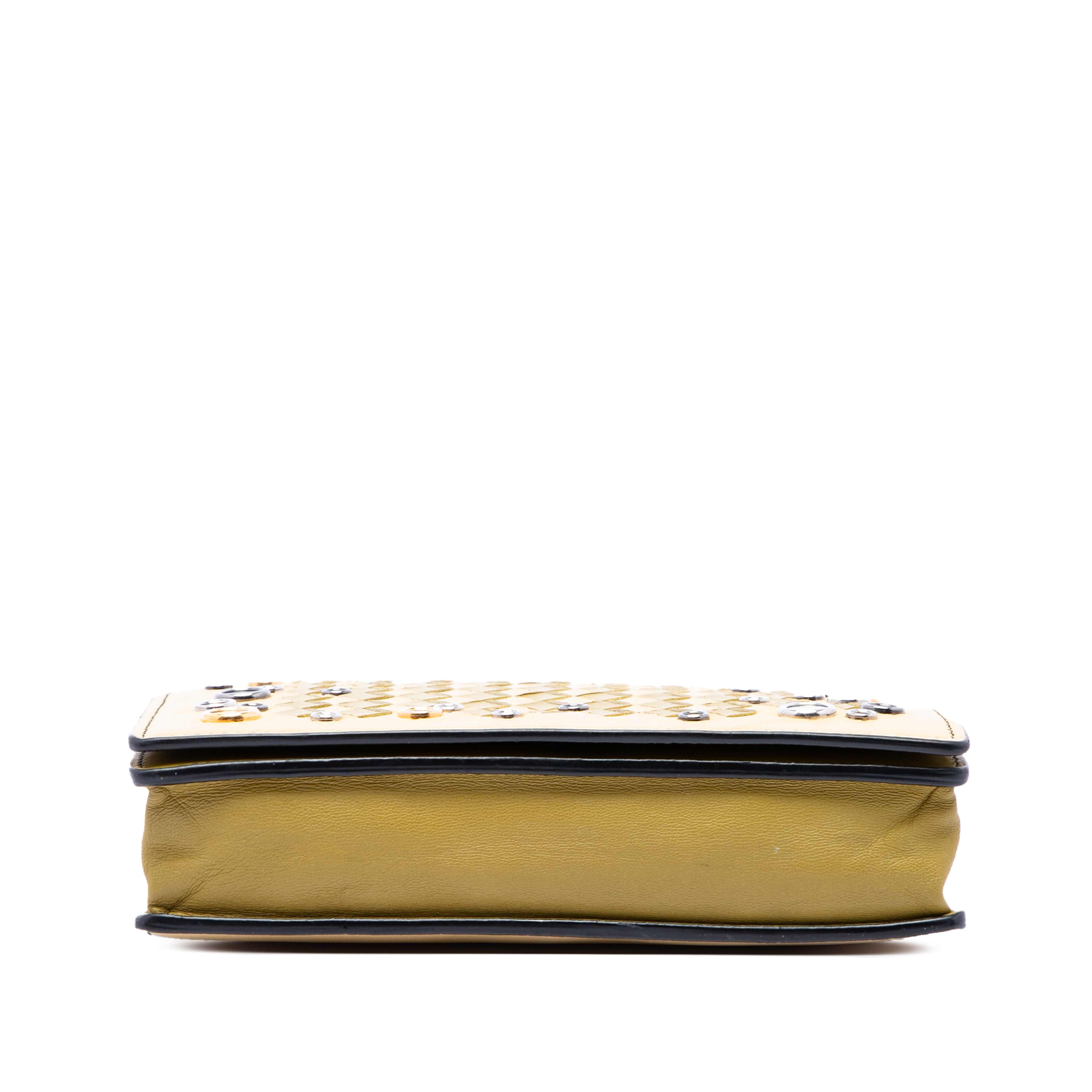 Bottega Veneta Nappa Intrecciato Studded Wallet On Chain, från Luxclusif, i färgen gul. Klicka för att öppna bilden i stort format