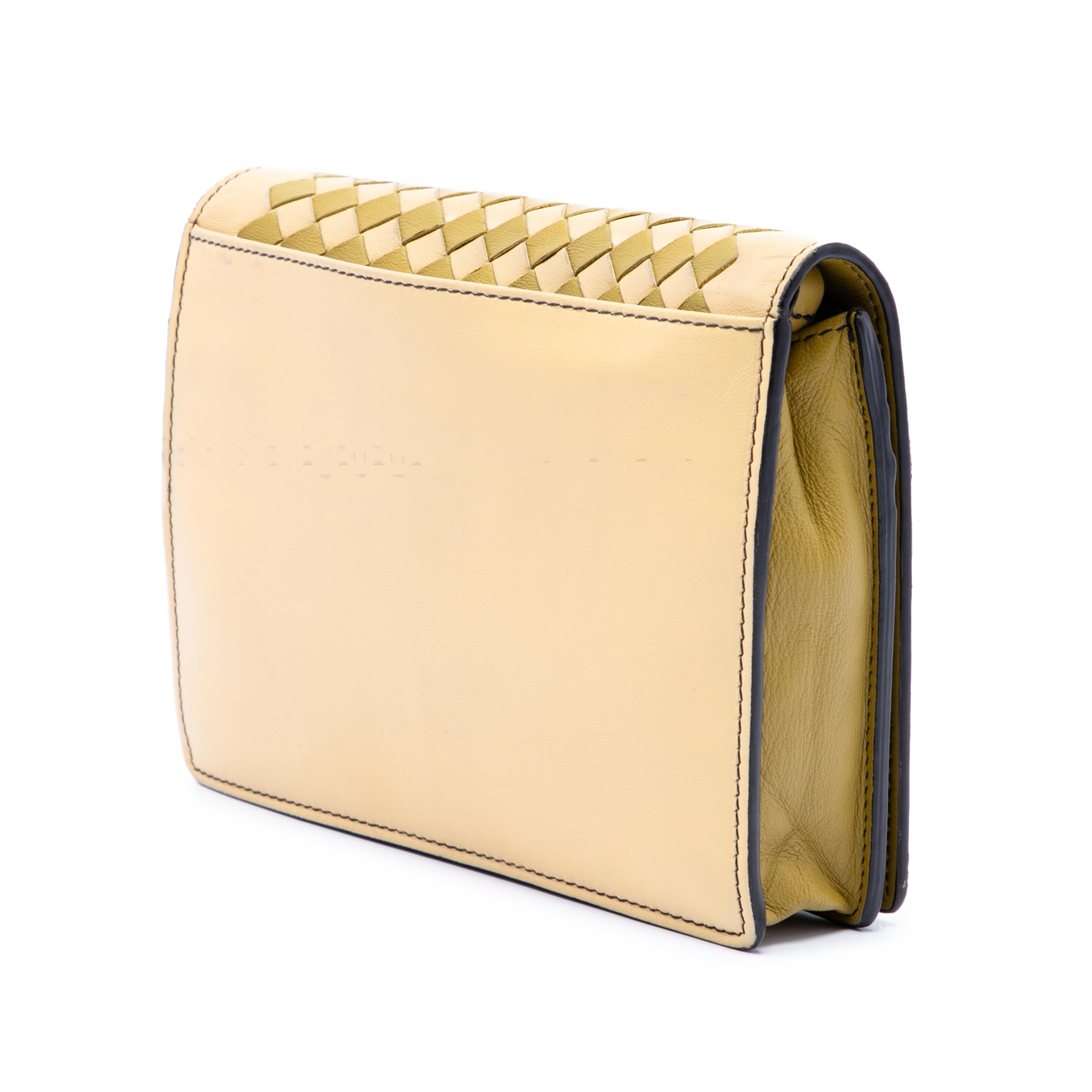 Bottega Veneta Nappa Intrecciato Studded Wallet On Chain, från Luxclusif, i färgen gul. Klicka för att öppna bilden i stort format