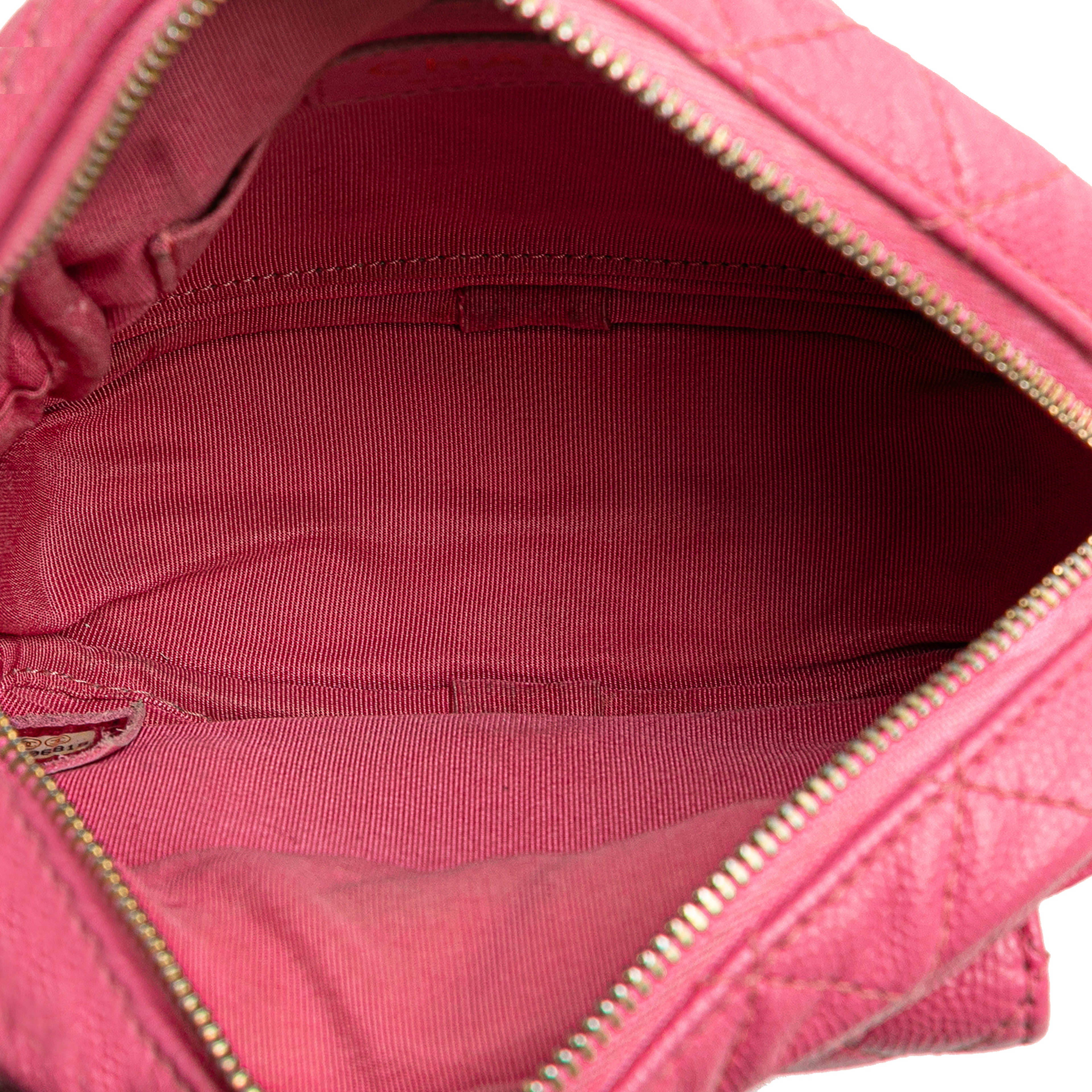 Chanel Quilted Caviar Cc Day Camera Bag, från Luxclusif, i färgen pink. Klicka för att öppna bilden i stort format