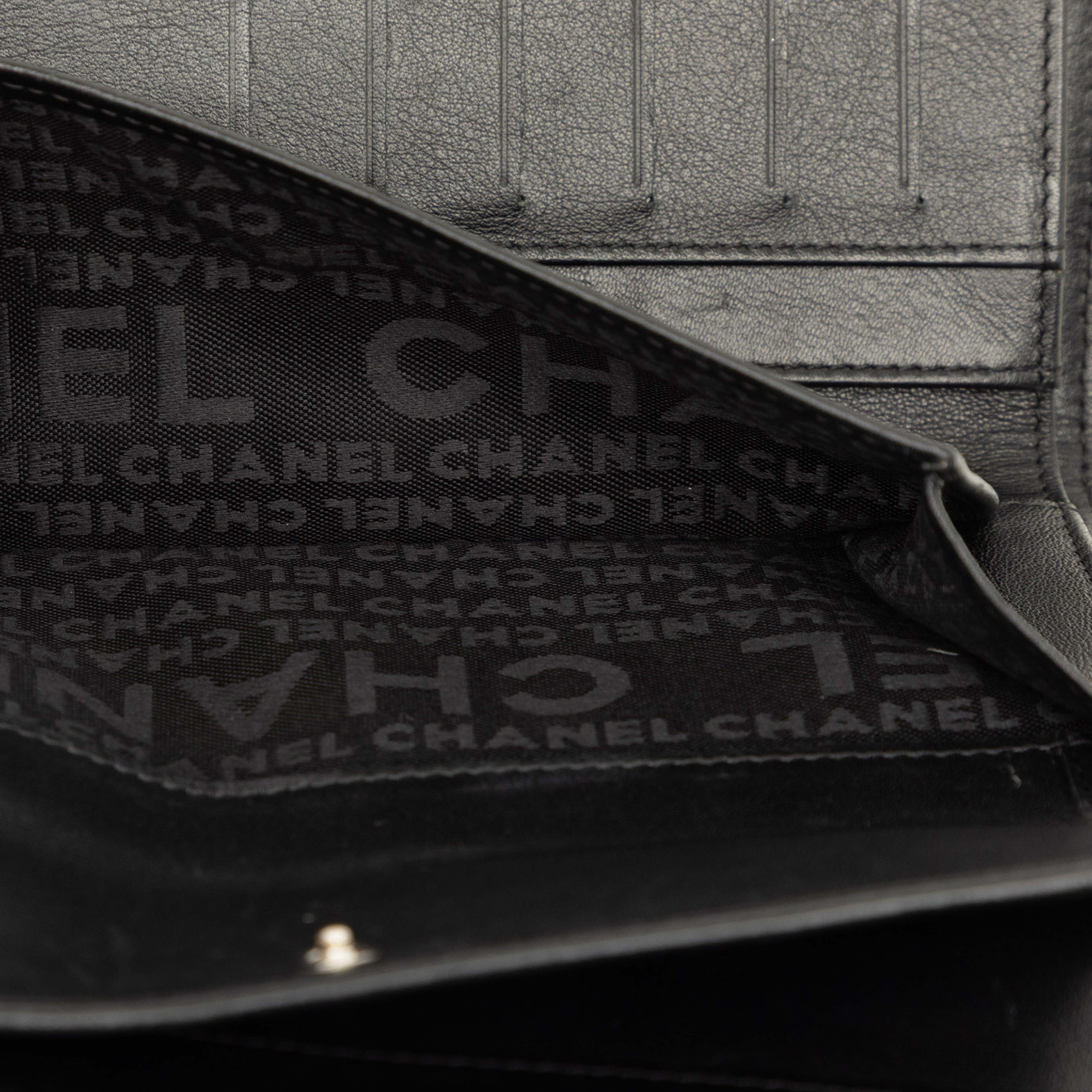 Chanel Cc Patent Flap Long Wallet, från Luxclusif, i färgen svart. Klicka för att öppna bilden i stort format