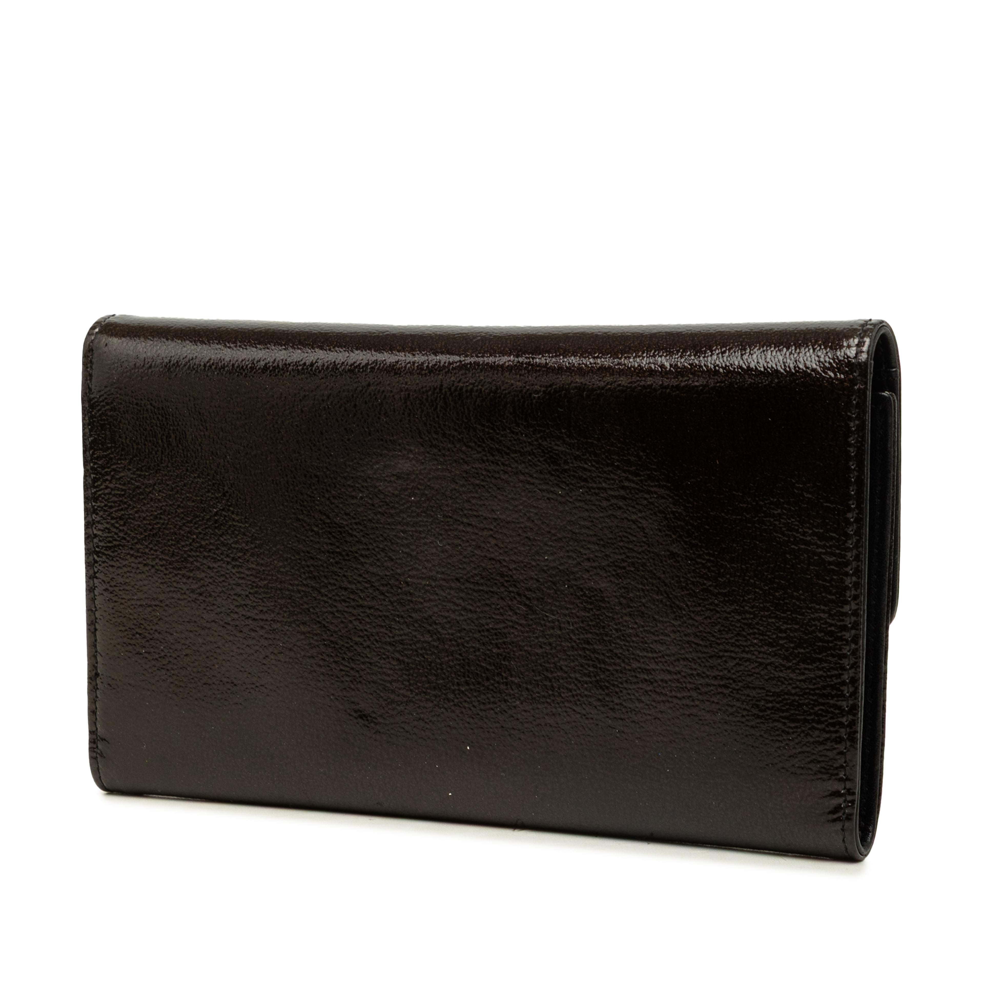 Chanel Cc Patent Flap Long Wallet, från Luxclusif, i färgen svart. Klicka för att öppna bilden i stort format
