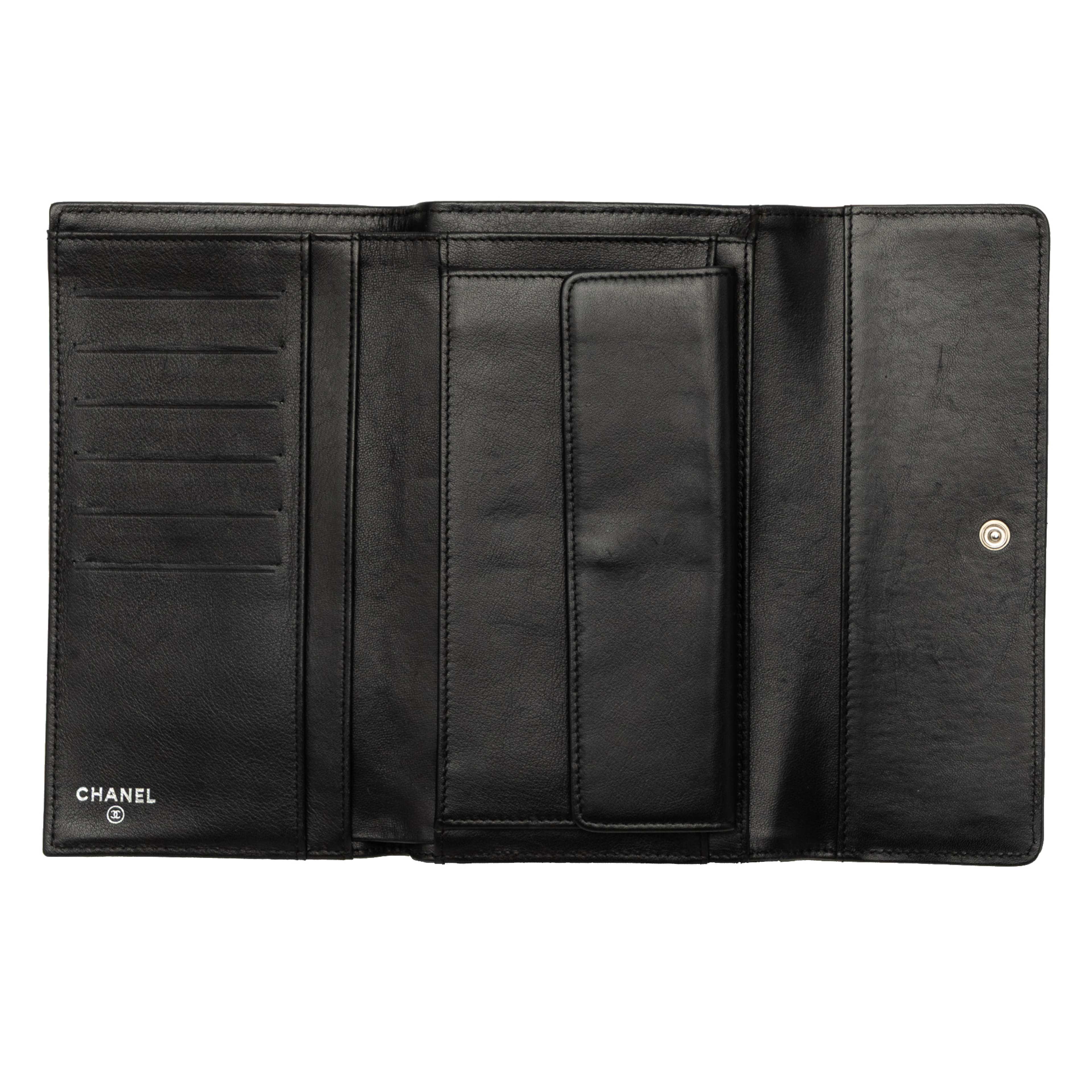Chanel Cc Patent Flap Long Wallet, från Luxclusif, i färgen svart. Klicka för att öppna bilden i stort format