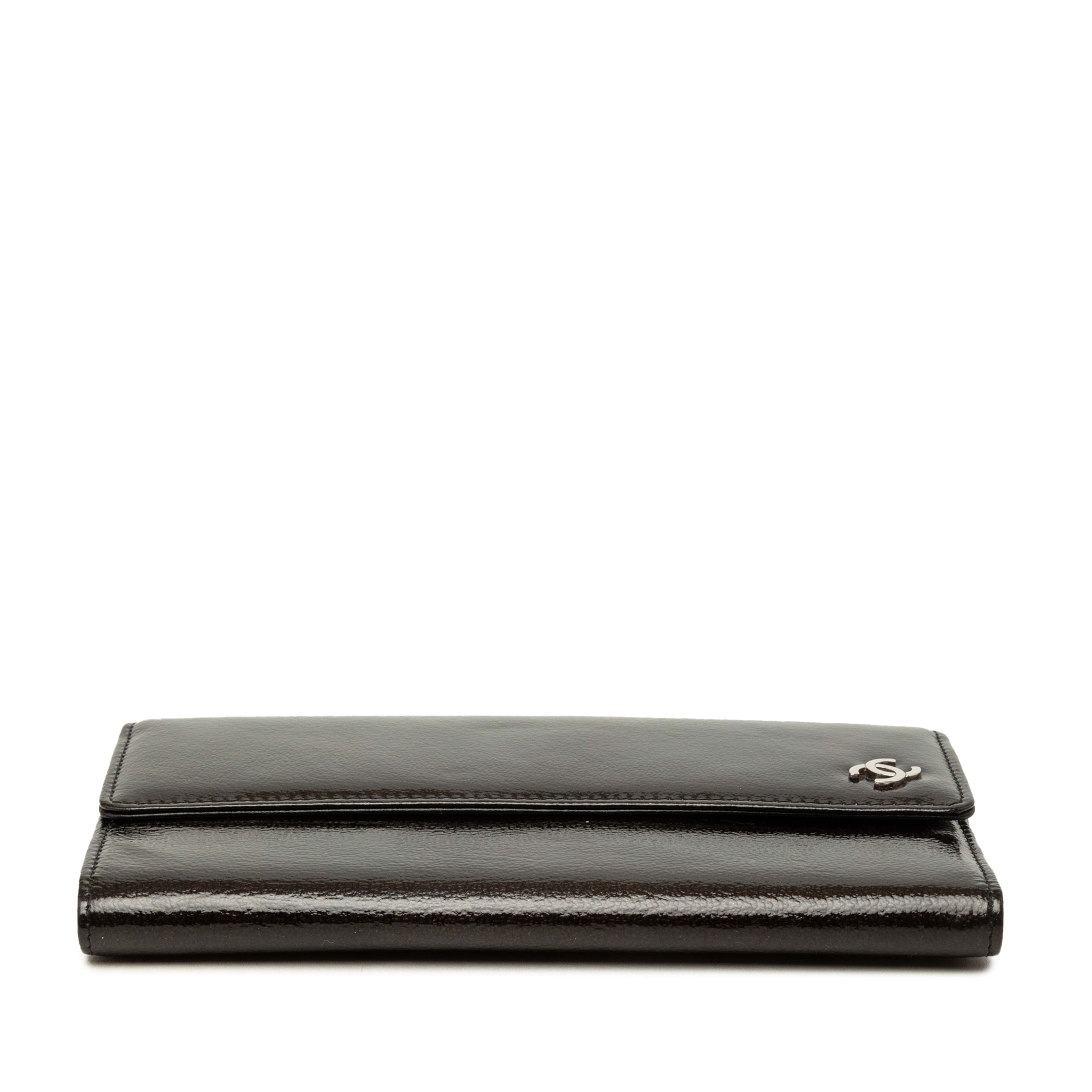 Chanel Cc Patent Flap Long Wallet, från Luxclusif, i färgen svart. Klicka för att öppna bilden i stort format