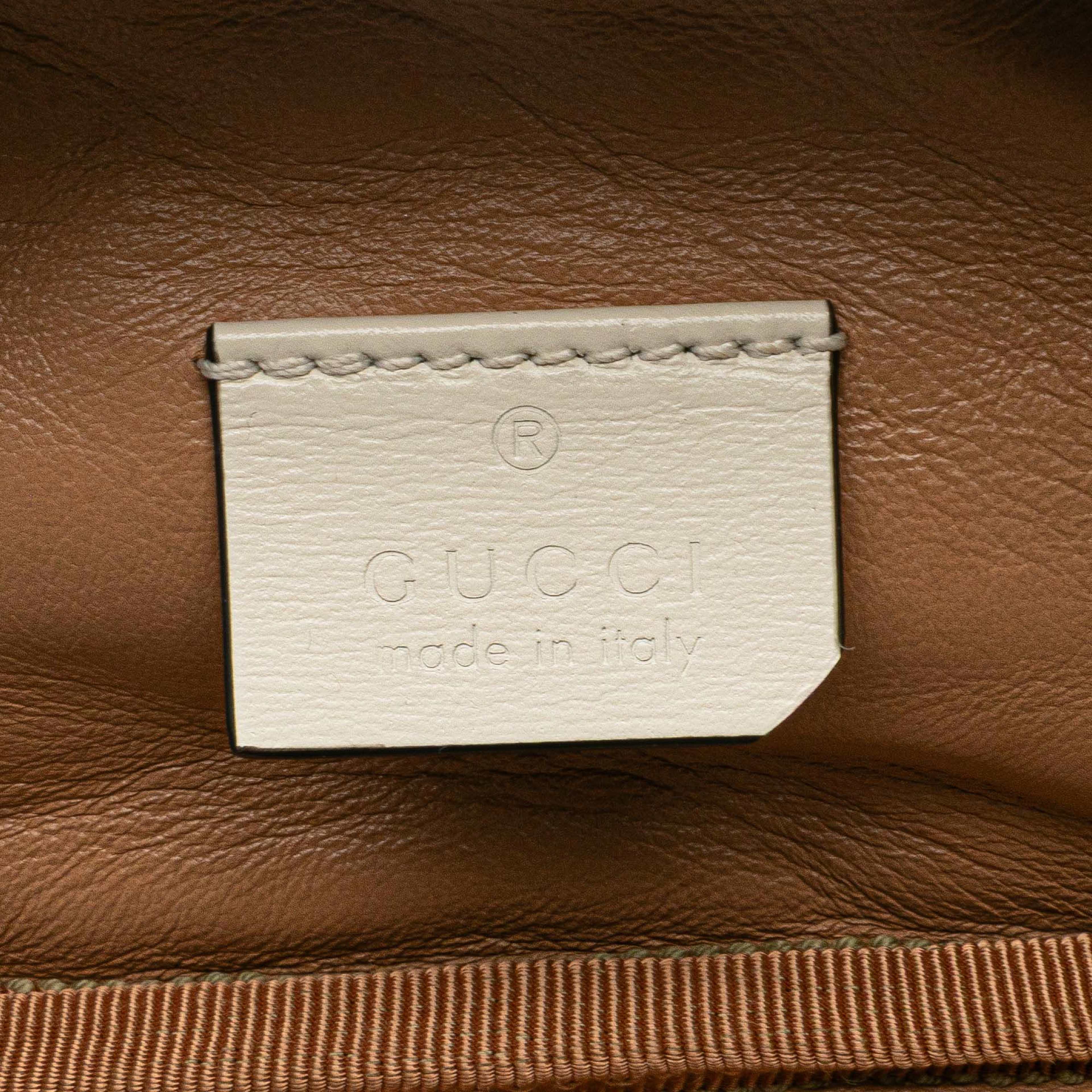 Gucci Calfskin Trapuntata Zumi Convertible Bag, från Luxclusif, i färgen white. Klicka för att öppna bilden i stort format