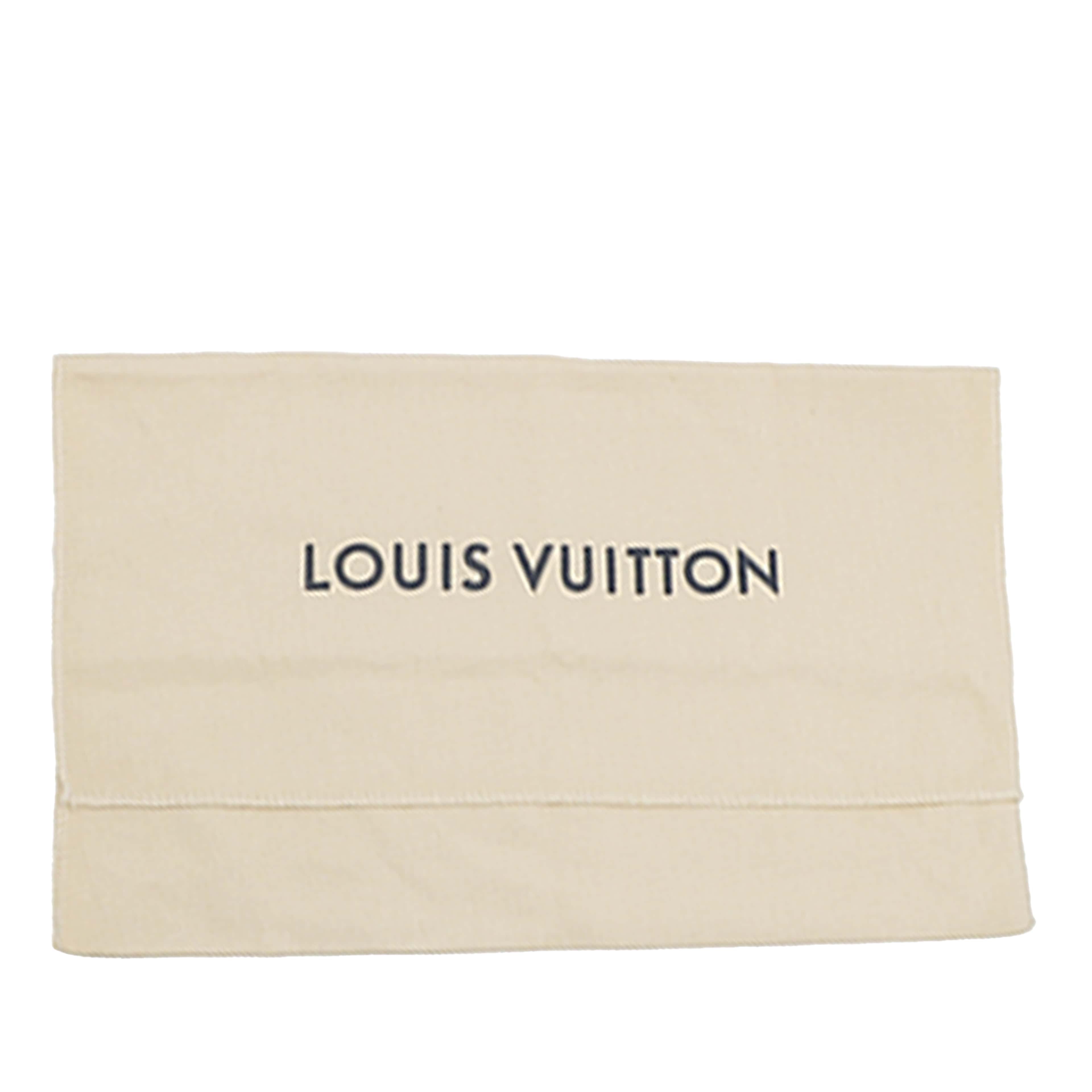 Louis Vuitton Nigo Monogram Denim And Taurillon Double Phone Pouch, från Luxclusif, i färgen blå. Klicka för att öppna bilden i stort format