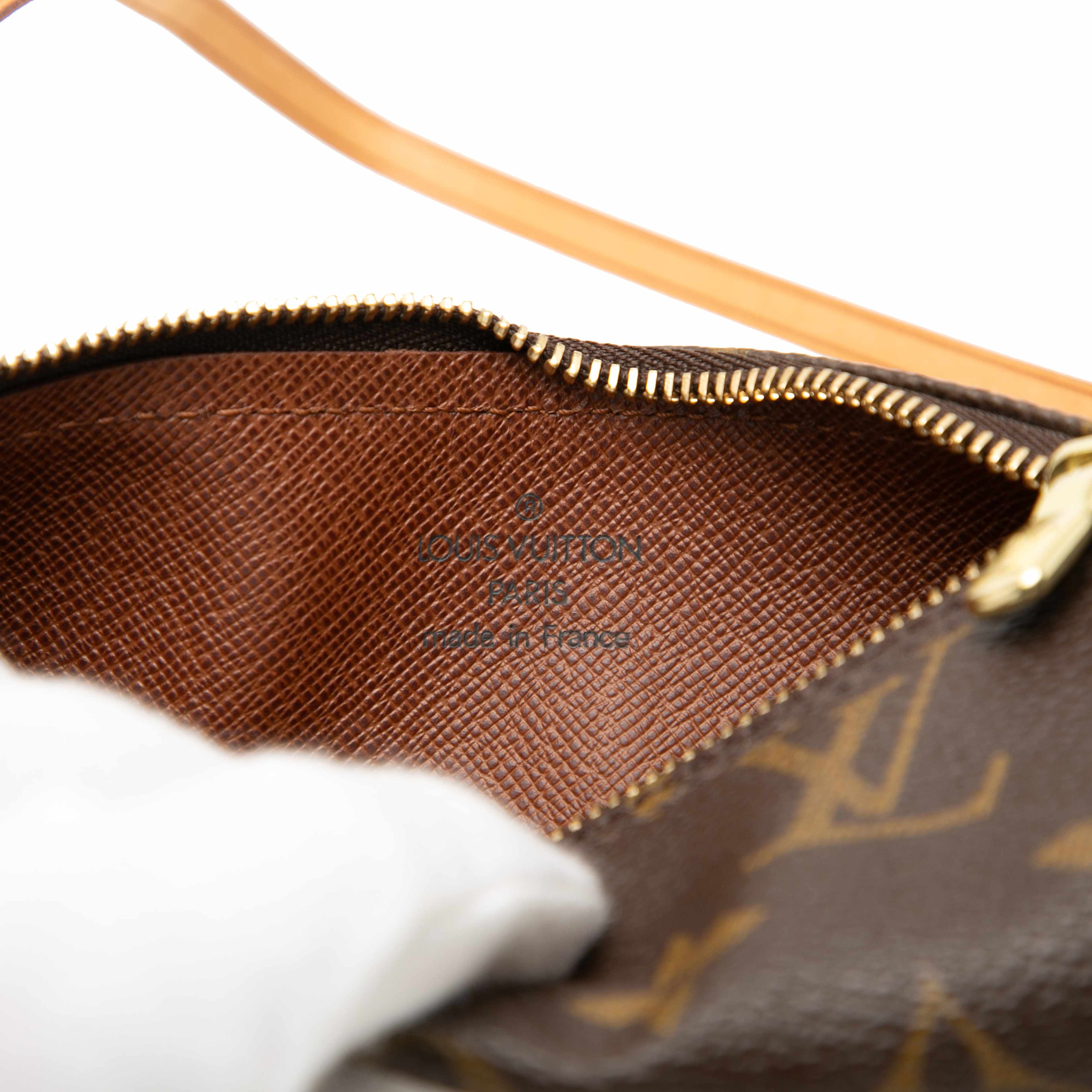 Louis Vuitton Monogram Papillon Pochette, från Luxclusif, i färgen brown. Klicka för att öppna bilden i stort format