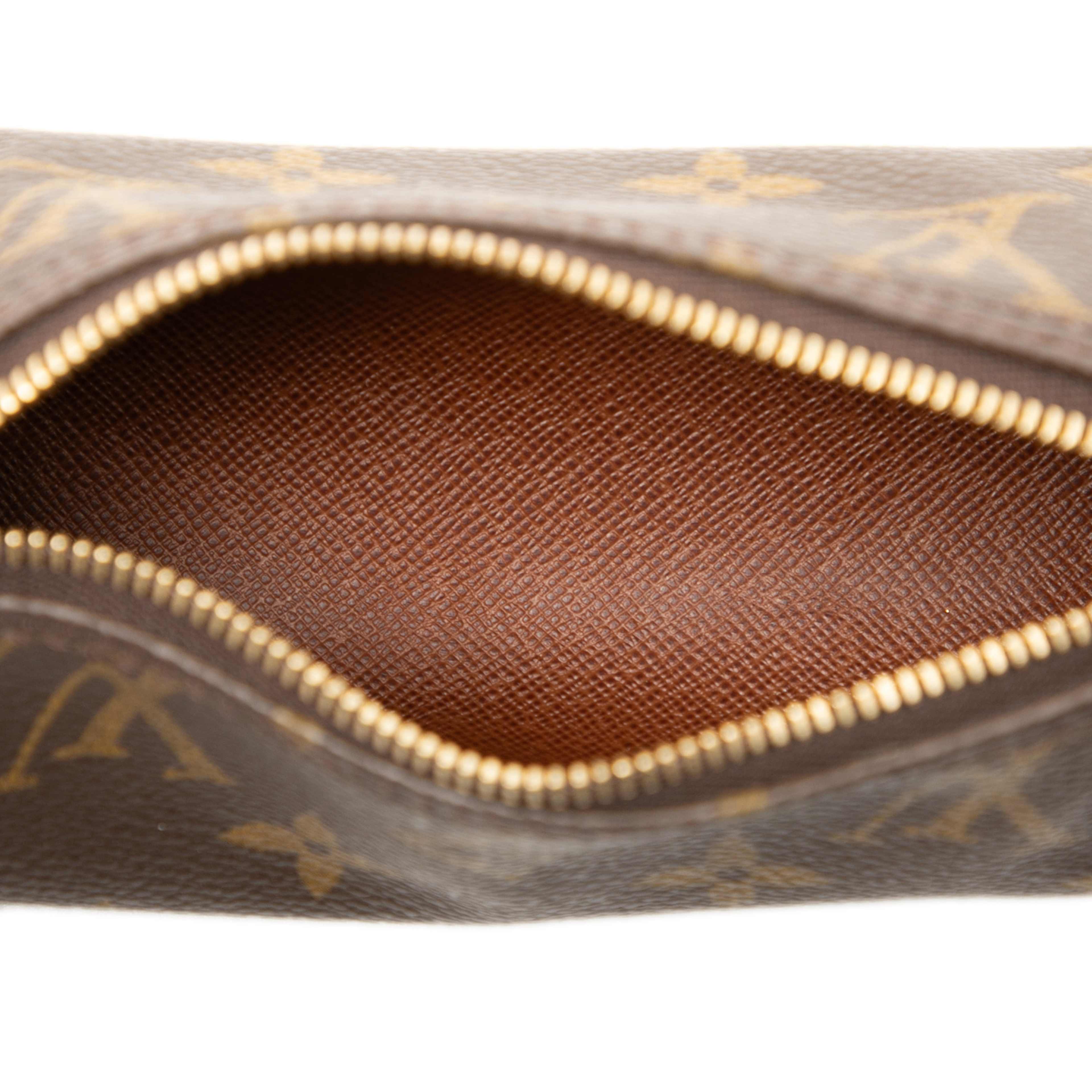 Louis Vuitton Monogram Papillon Pochette, från Luxclusif, i färgen brown. Klicka för att öppna bilden i stort format