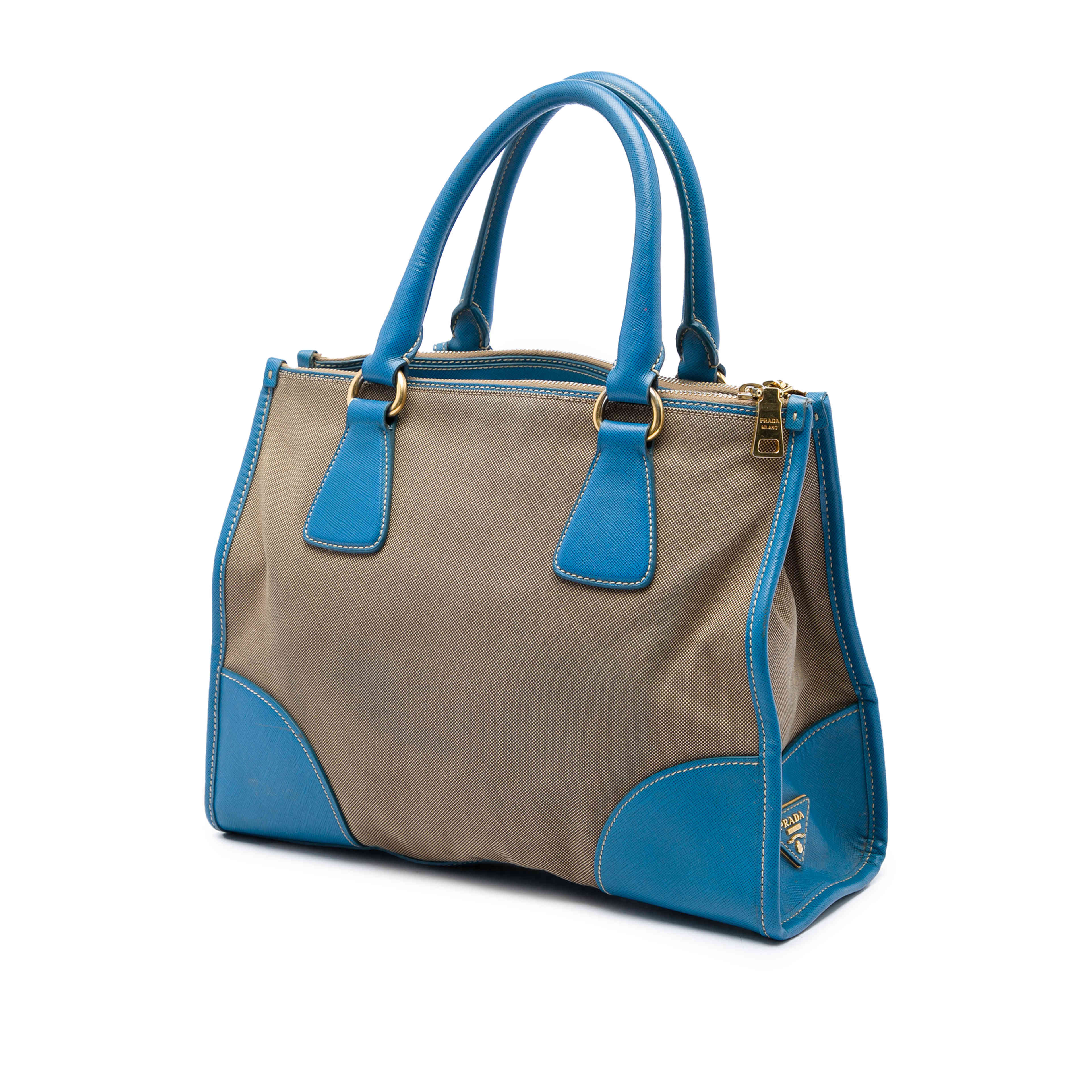 Prada Saffiano Trimmed Canvas Canapa Logo Double Zip Satchel, från Luxclusif, i färgen brun. Klicka för att öppna bilden i stort format