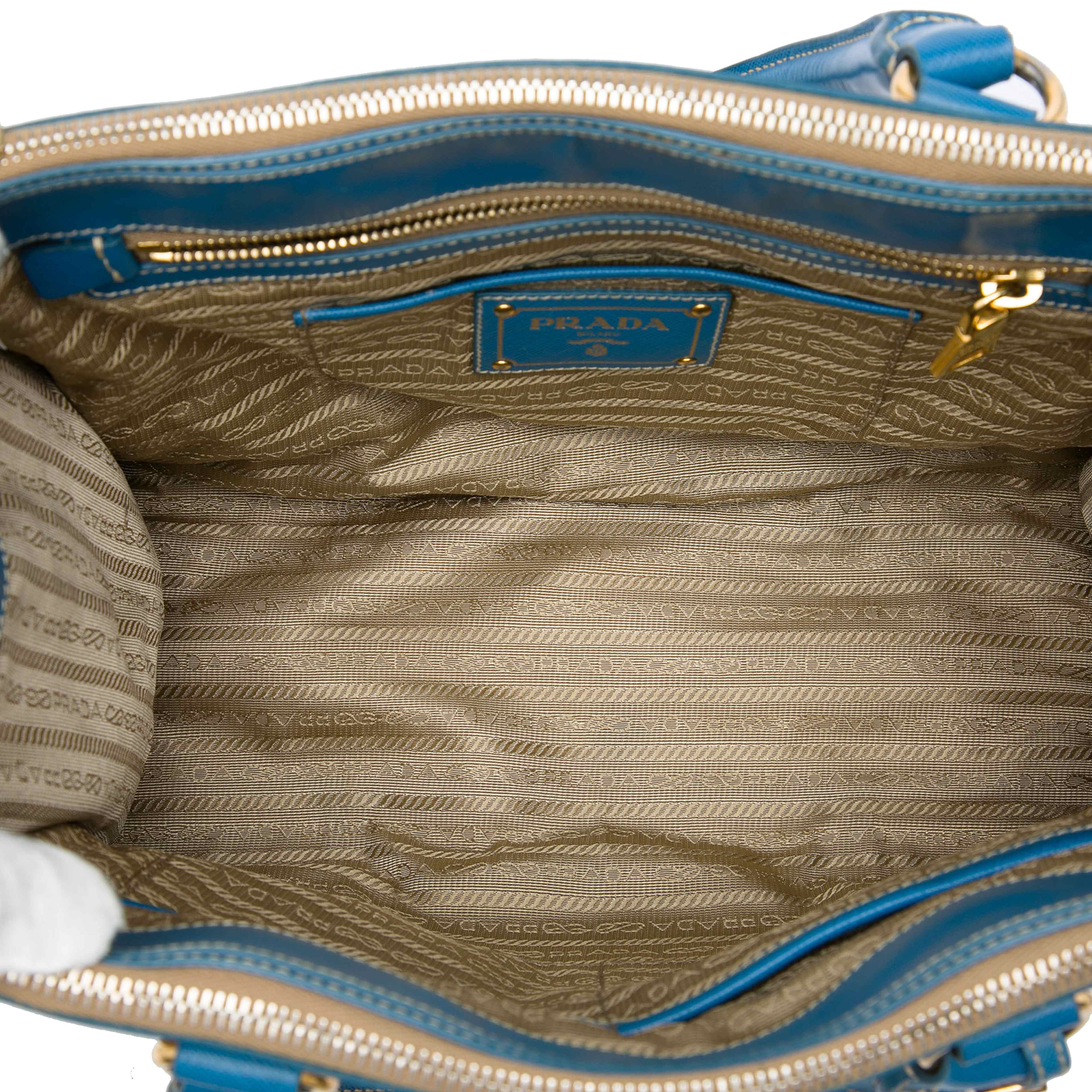 Prada Saffiano Trimmed Canvas Canapa Logo Double Zip Satchel, från Luxclusif, i färgen brun. Klicka för att öppna bilden i stort format