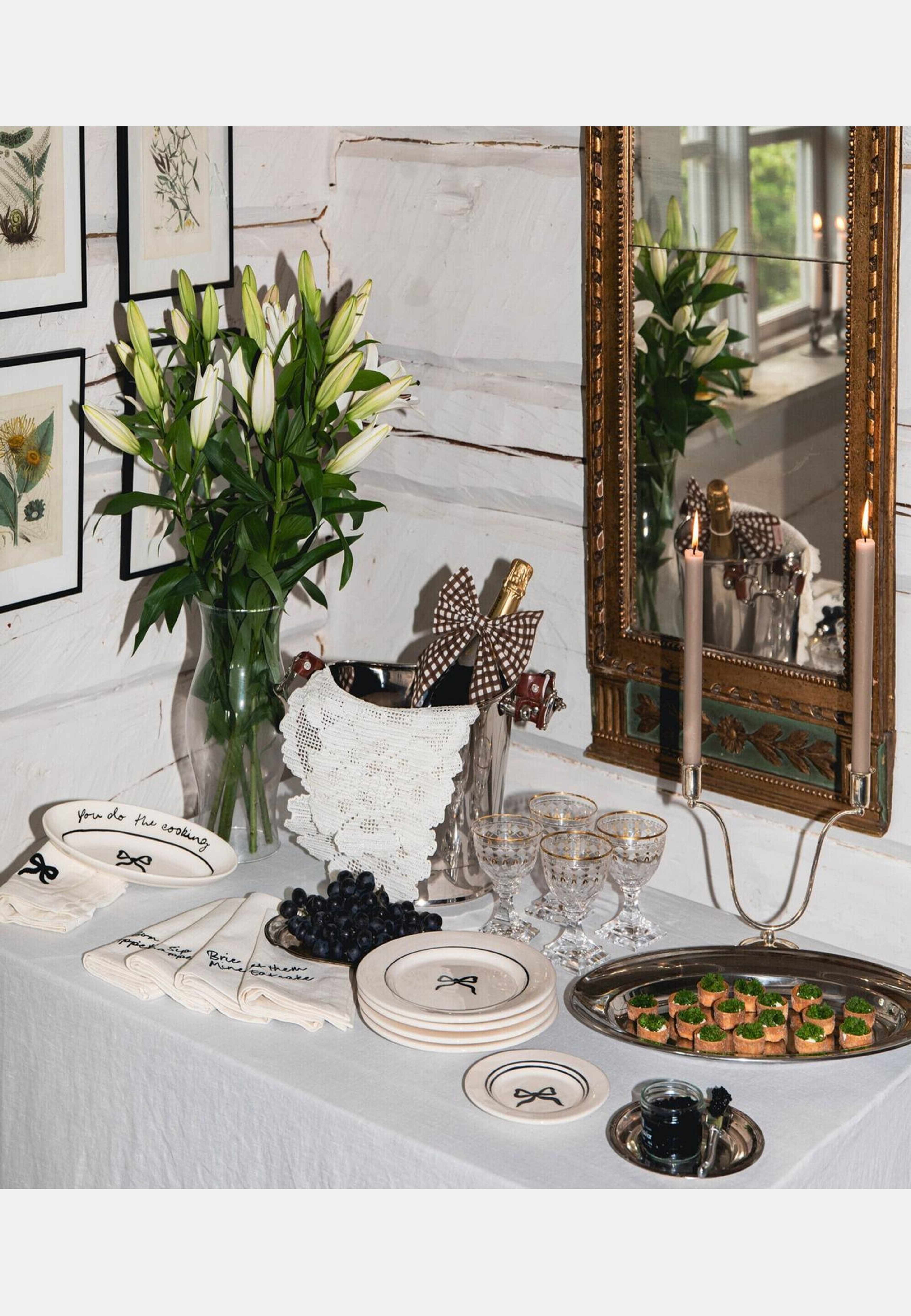 Bow Litet Serveringsfat - 26 Cm, från Pick A Poppy, i färgen black. Klicka för att öppna bilden i stort format