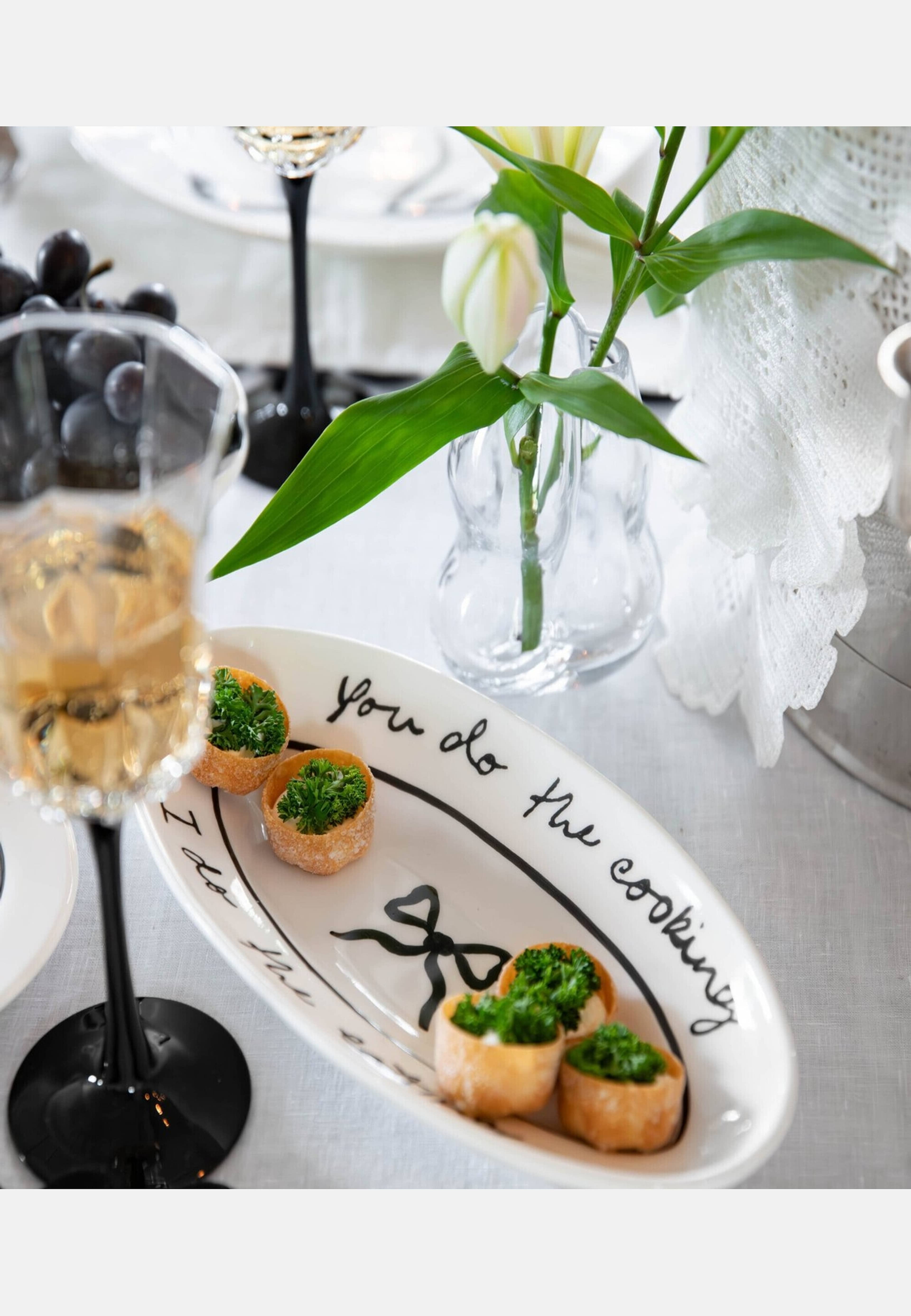 Bow Litet Serveringsfat - 26 Cm, från Pick A Poppy, i färgen black. Klicka för att öppna bilden i stort format