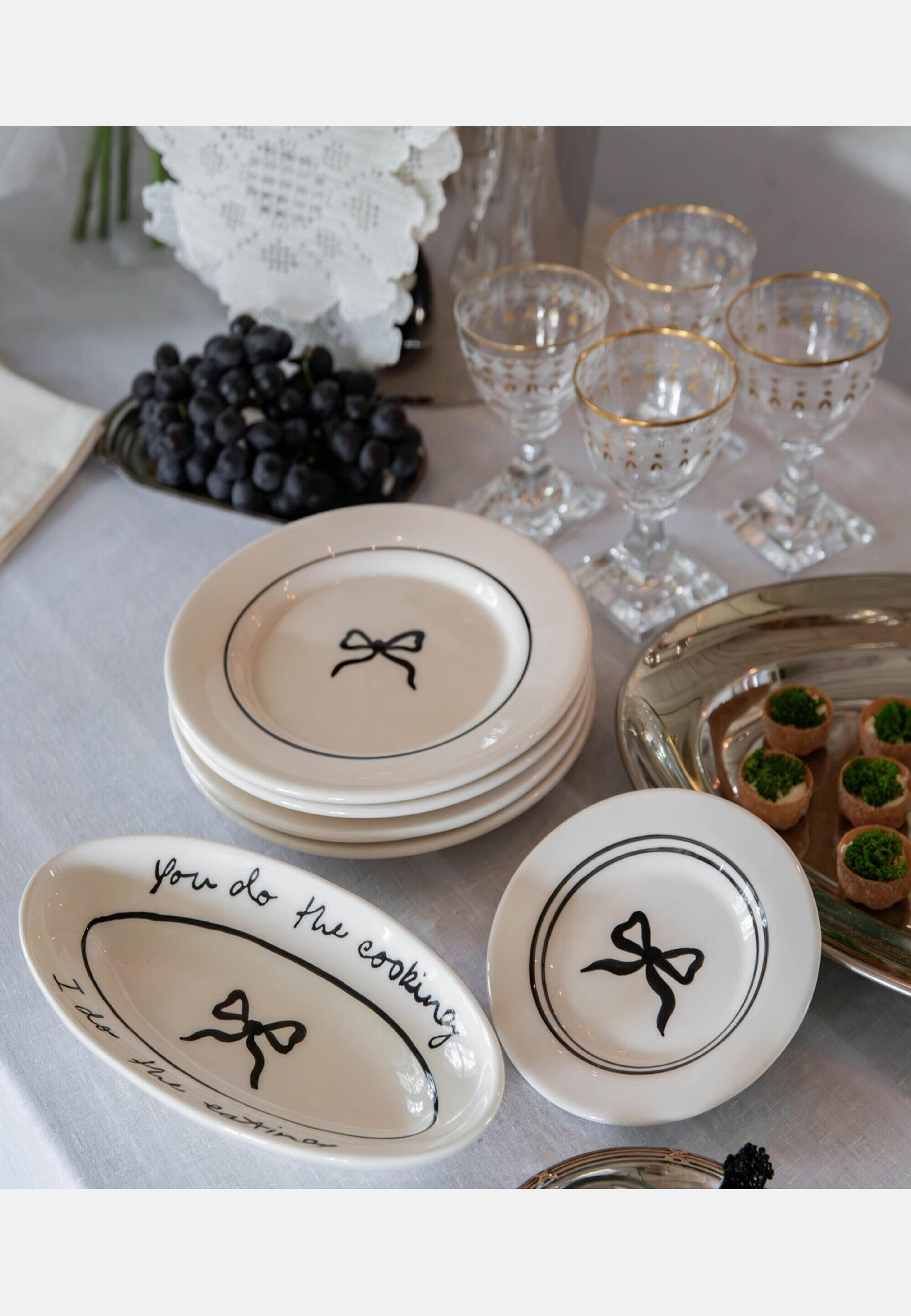 Bow Litet Serveringsfat - 26 Cm, från Pick A Poppy, i färgen black. Klicka för att öppna bilden i stort format