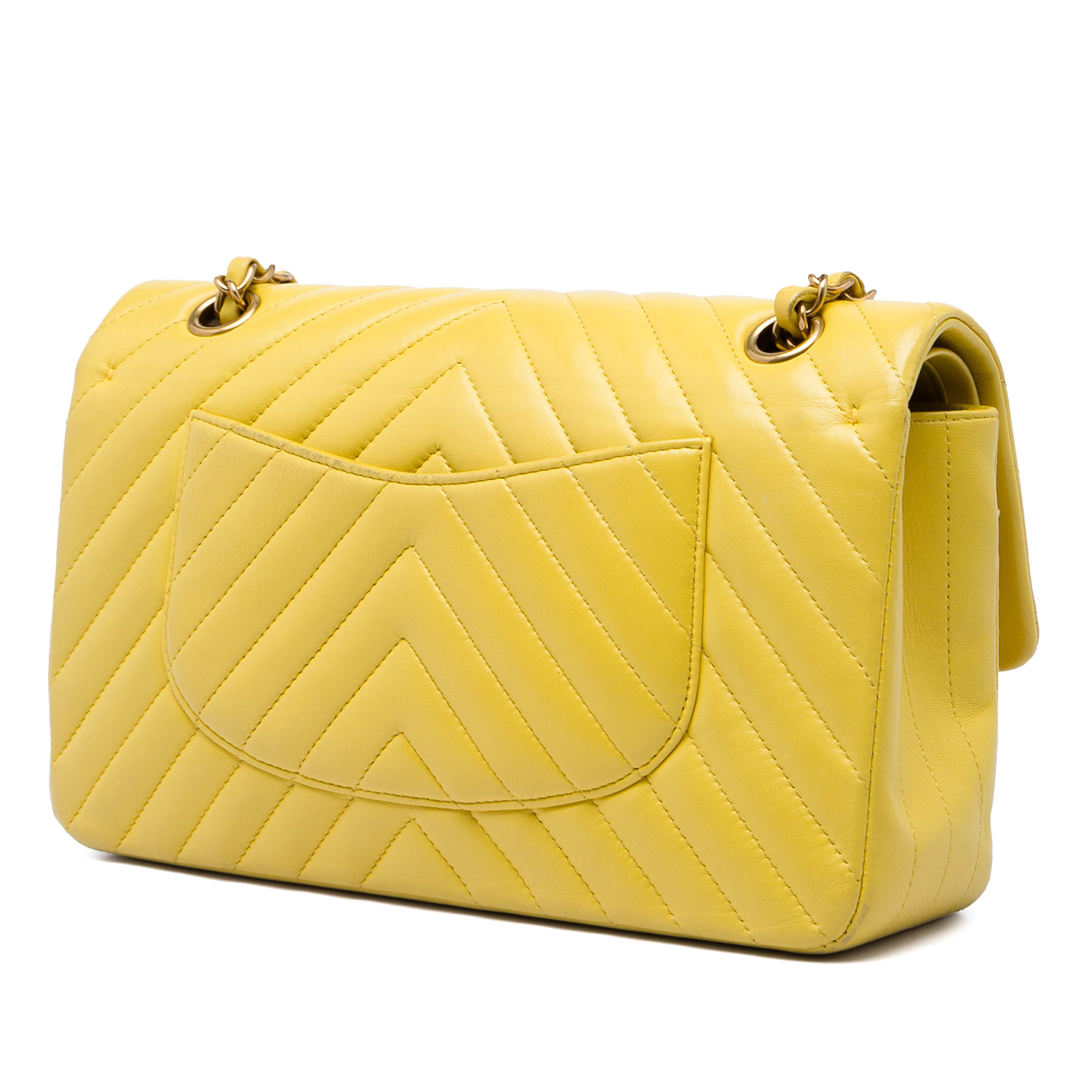 Chanel Medium Classic Chevron Lambskin Double Flap, från Luxclusif, i färgen gul. Klicka för att öppna bilden i stort format