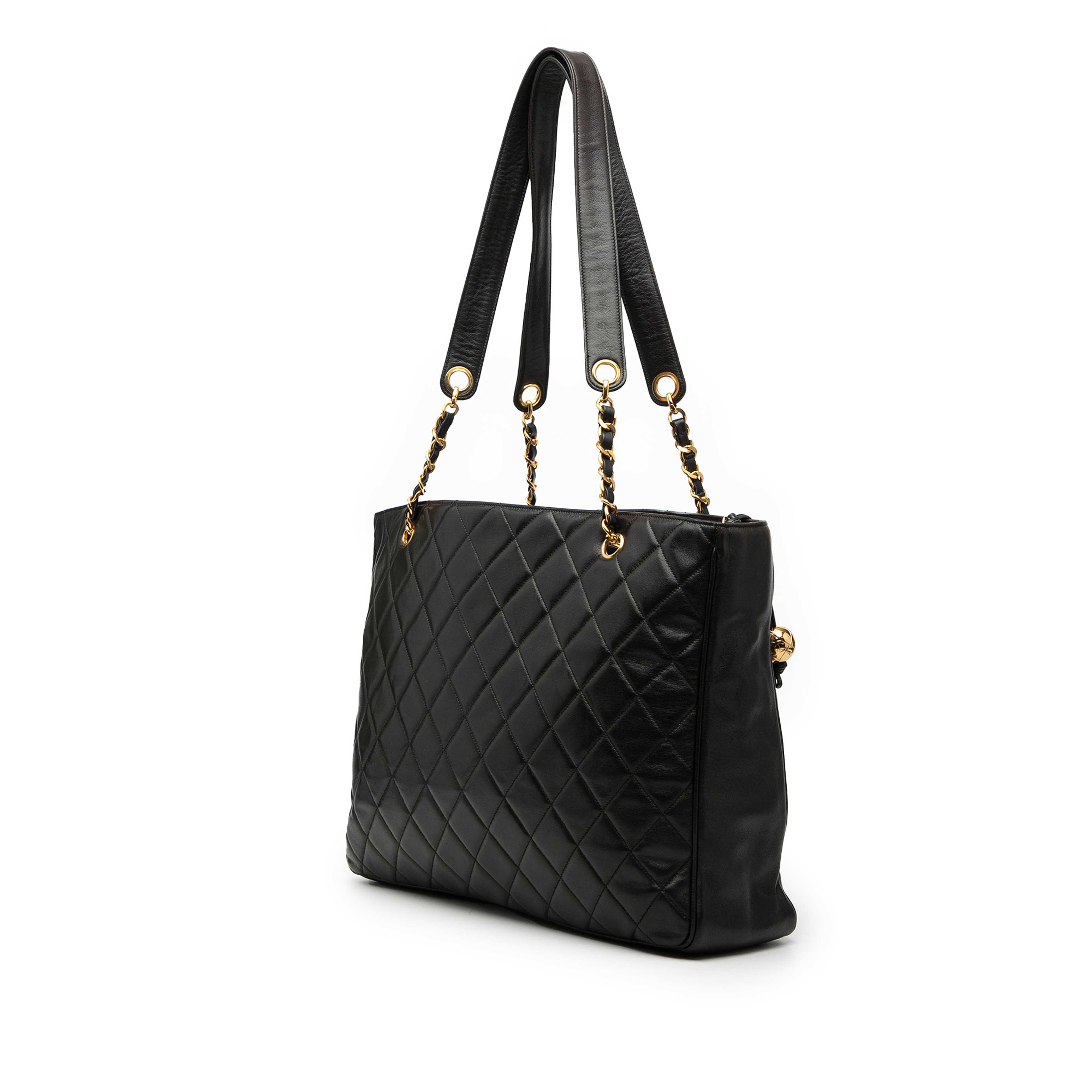 Chanel Cc Quilted Lambskin Tote, från Luxclusif, i färgen black. Klicka för att öppna bilden i stort format