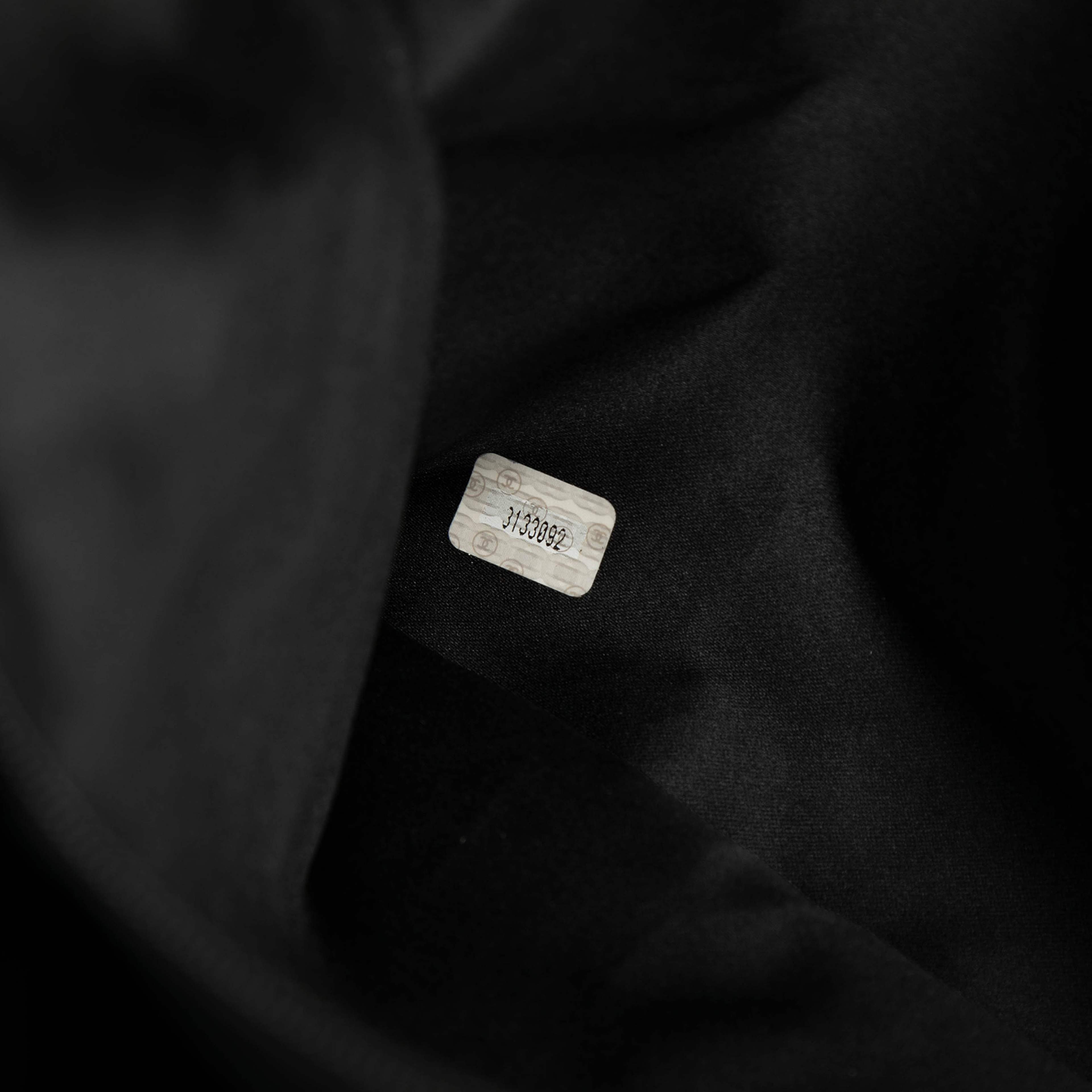 Chanel Cc Quilted Lambskin Tote, från Luxclusif, i färgen black. Klicka för att öppna bilden i stort format