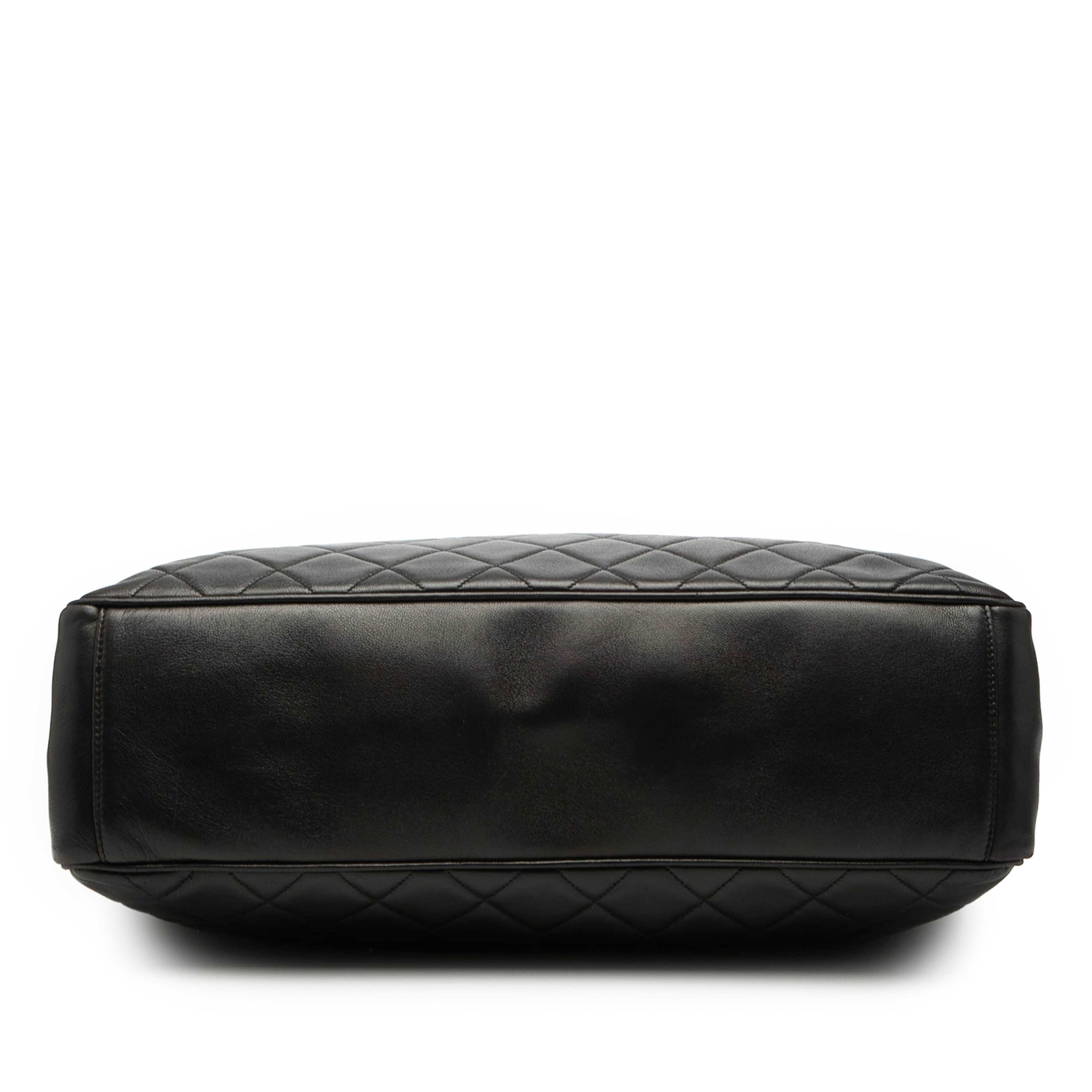 Chanel Cc Quilted Lambskin Tote, från Luxclusif, i färgen black. Klicka för att öppna bilden i stort format