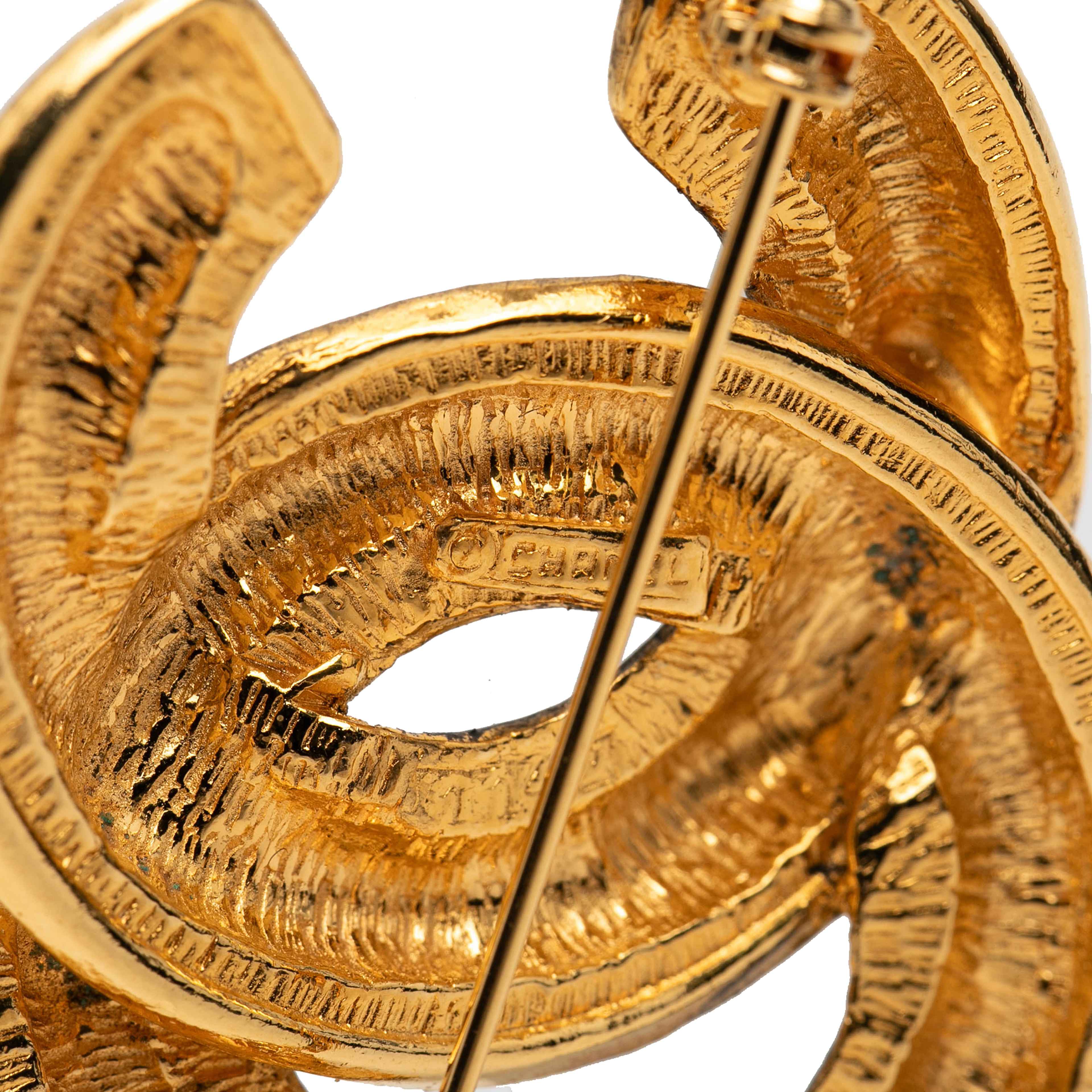 Chanel Gold Plated Quilted Cc Brooch, från Luxclusif, i färgen gold. Klicka för att öppna bilden i stort format