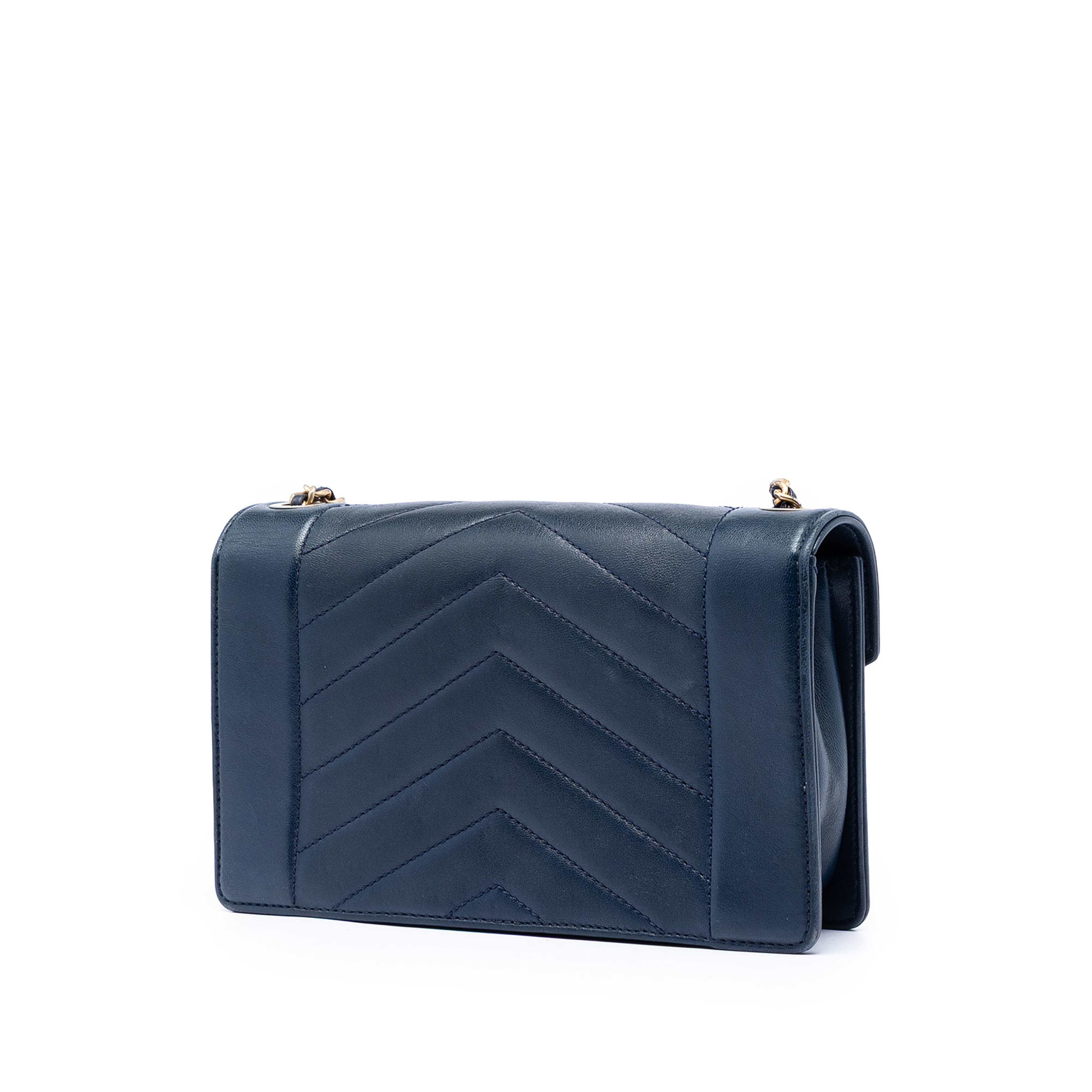 Chanel Small Reversed Chevron Lambskin Flap, från Luxclusif, i färgen dark blue. Klicka för att öppna bilden i stort format