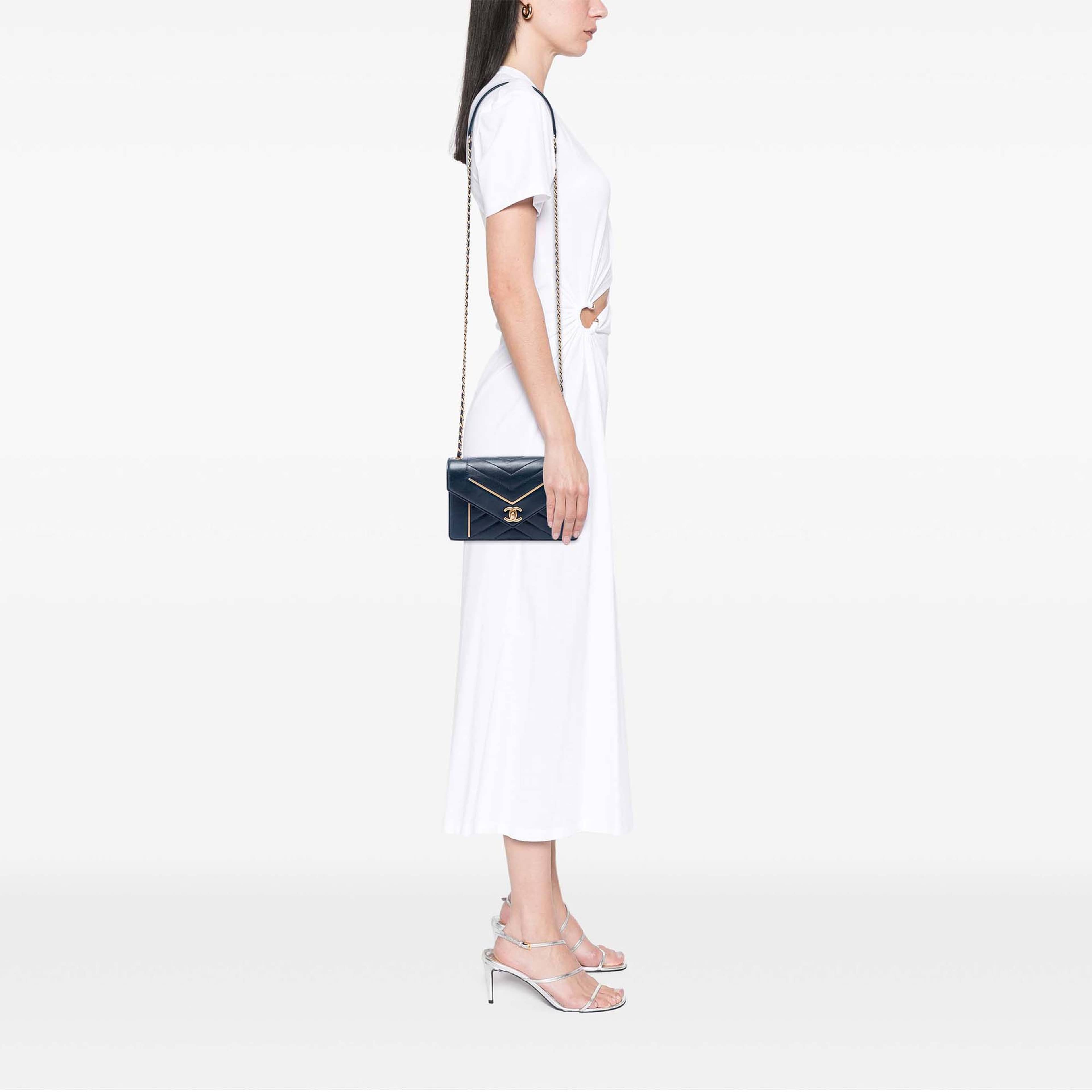 Chanel Small Reversed Chevron Lambskin Flap, från Luxclusif, i färgen blå. Klicka för att öppna bilden i stort format