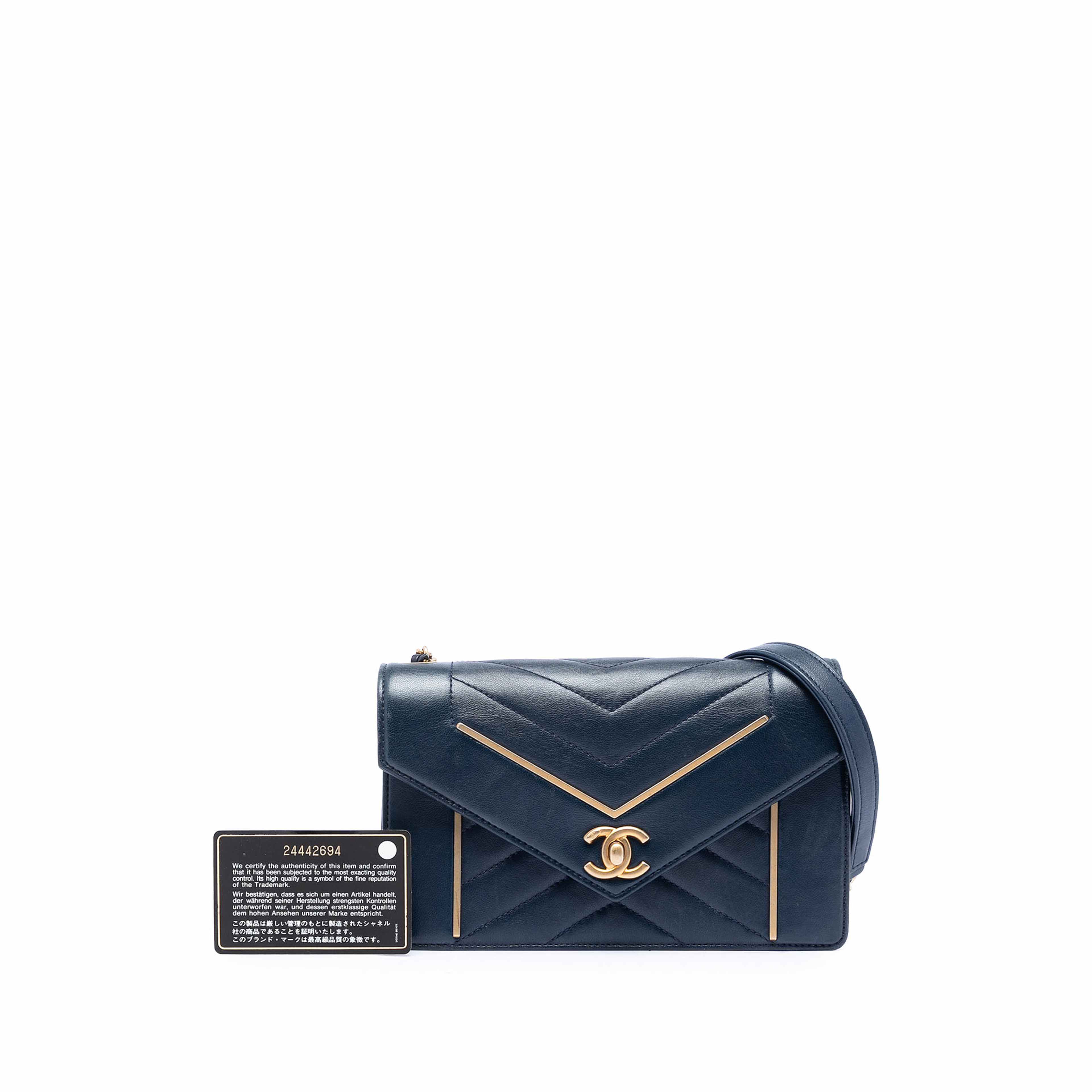 Chanel Small Reversed Chevron Lambskin Flap, från Luxclusif, i färgen blå. Klicka för att öppna bilden i stort format