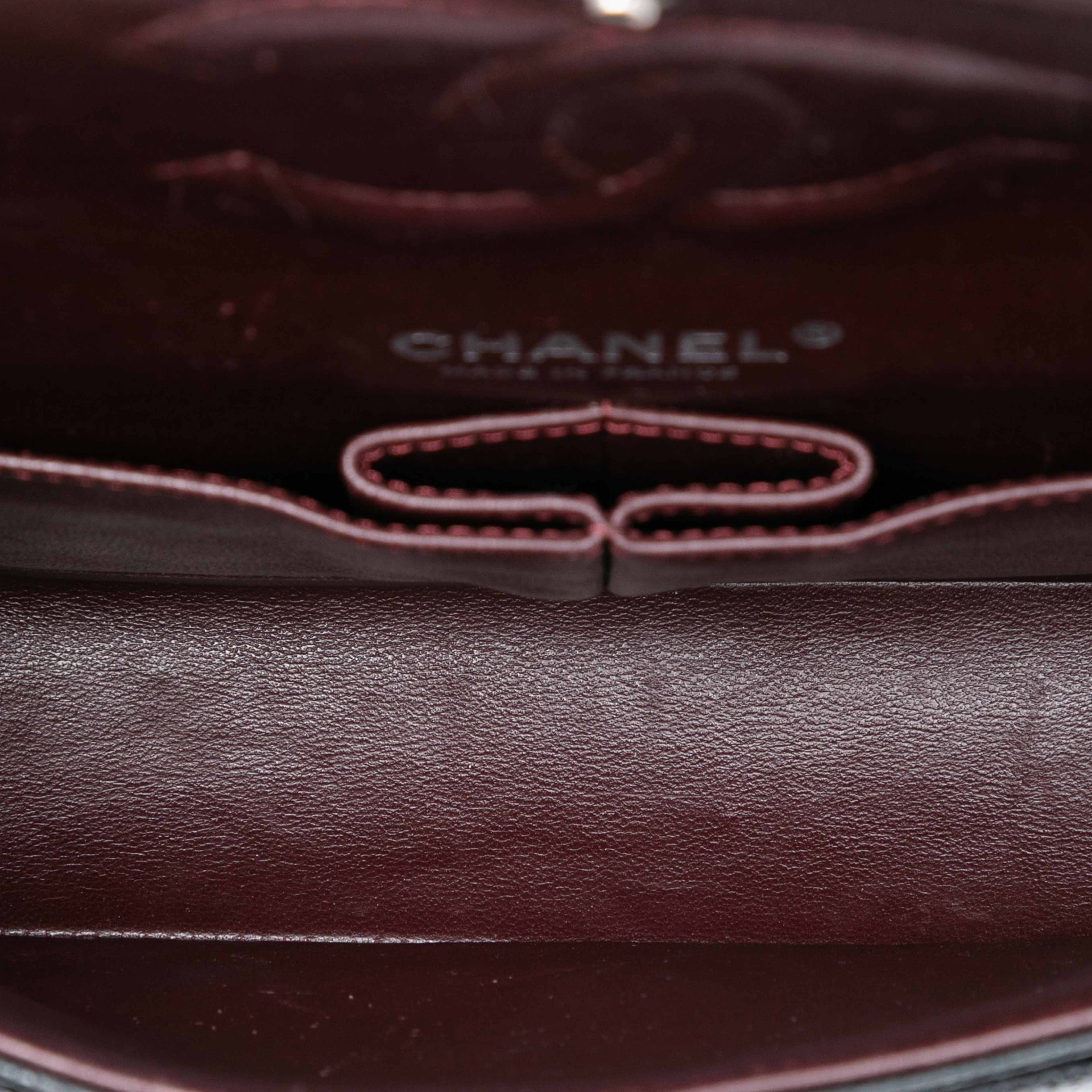 Chanel Medium Classic Caviar Double Flap, från Luxclusif, i färgen black. Klicka för att öppna bilden i stort format