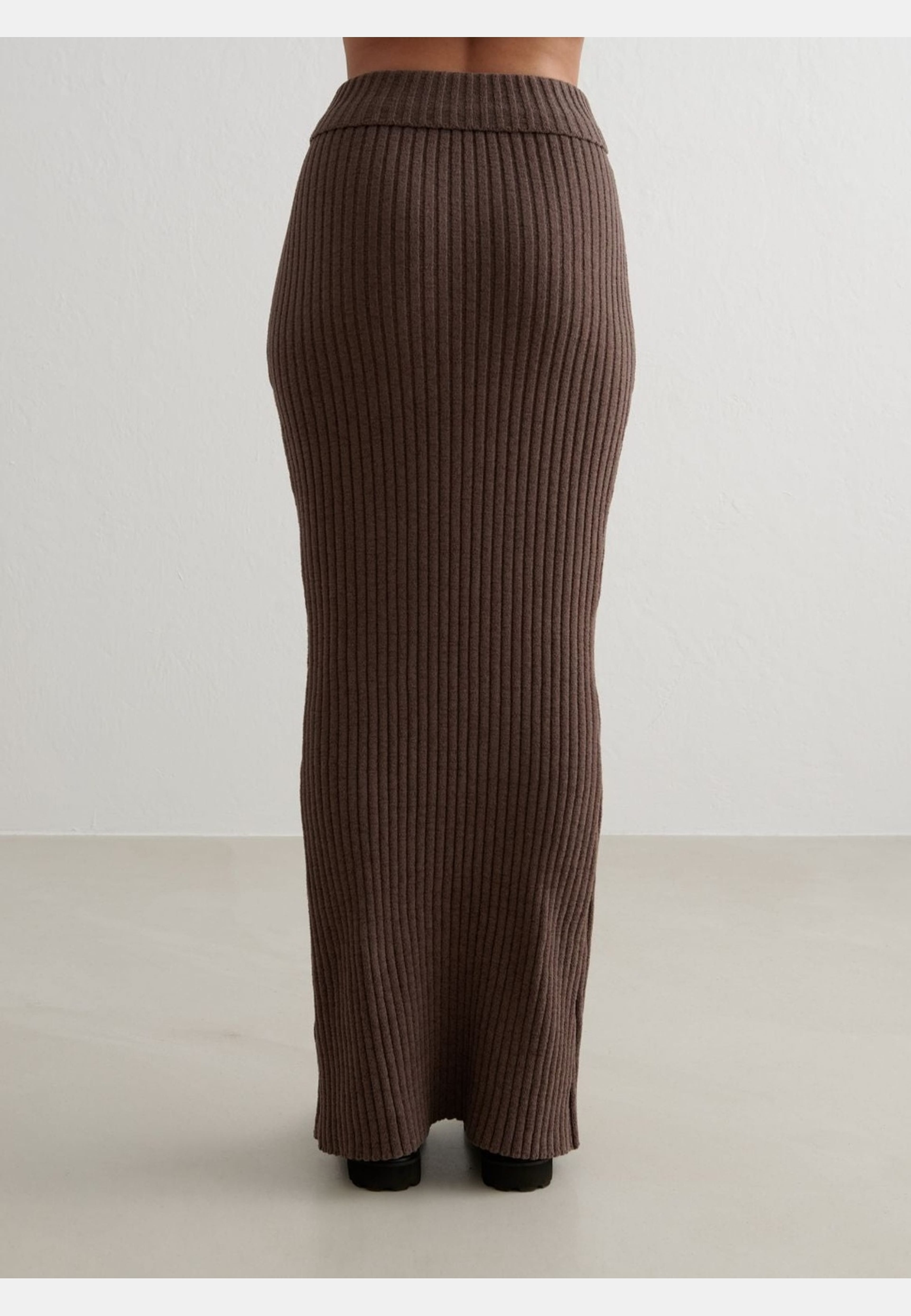 Rib Knit Maxi Skirt, från aim'n, i färgen macchiato. Klicka för att öppna bilden i stort format