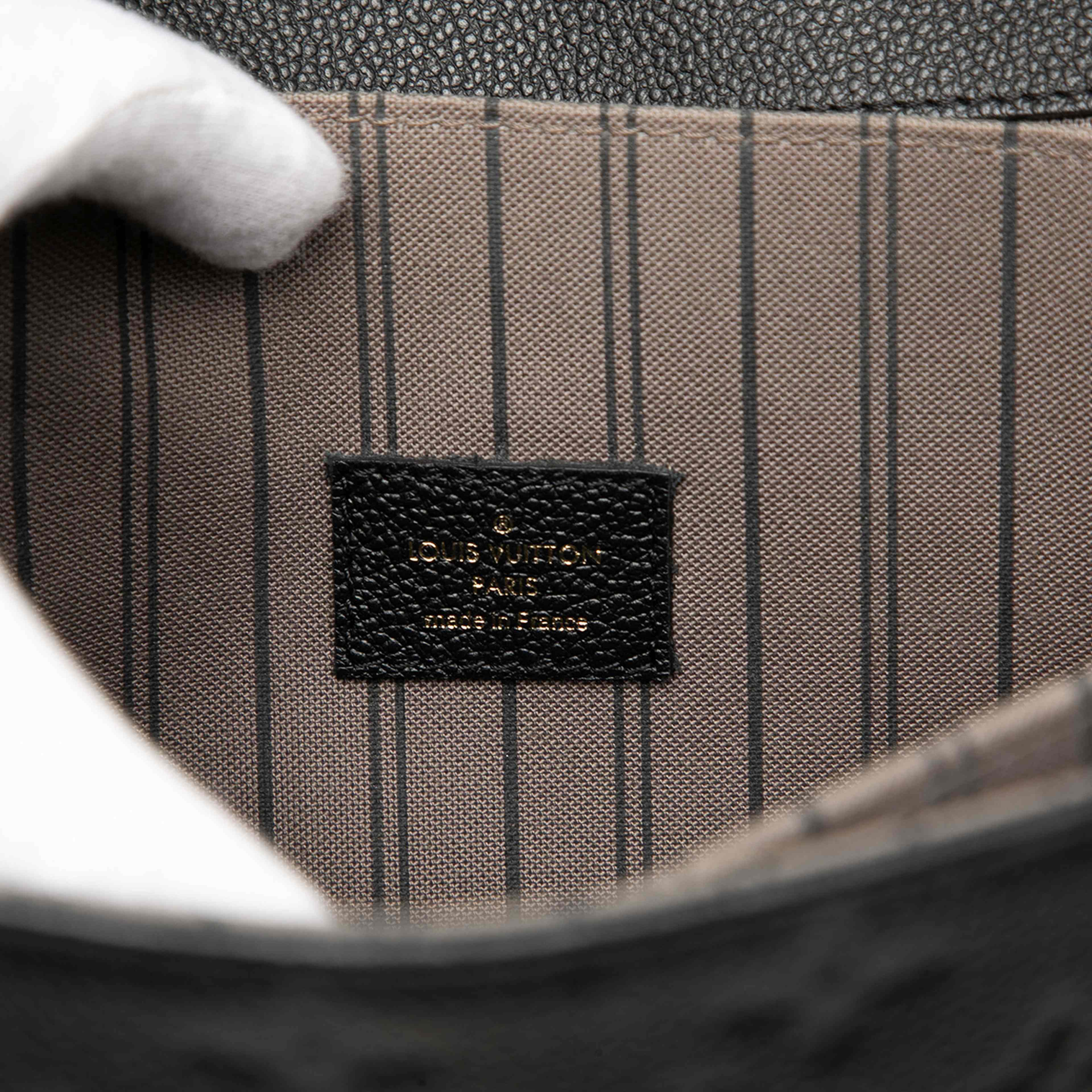 Louis Vuitton Monogram Empreinte Pochette Metis, från Luxclusif, i färgen black. Klicka för att öppna bilden i stort format