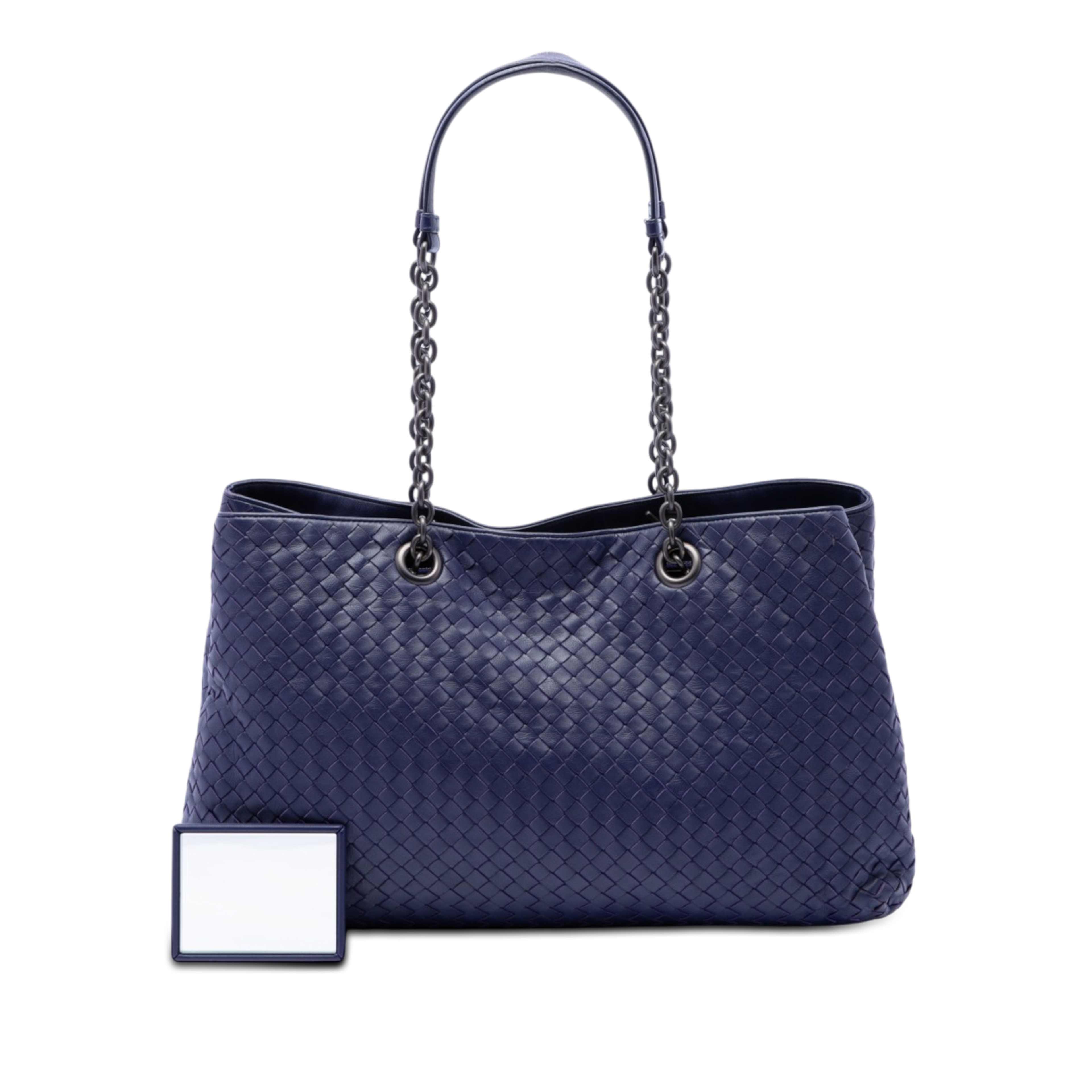 Bottega Veneta Large Nappa Intrecciato Double Chain Tote, från Luxclusif, i färgen blå. Klicka för att öppna bilden i stort format