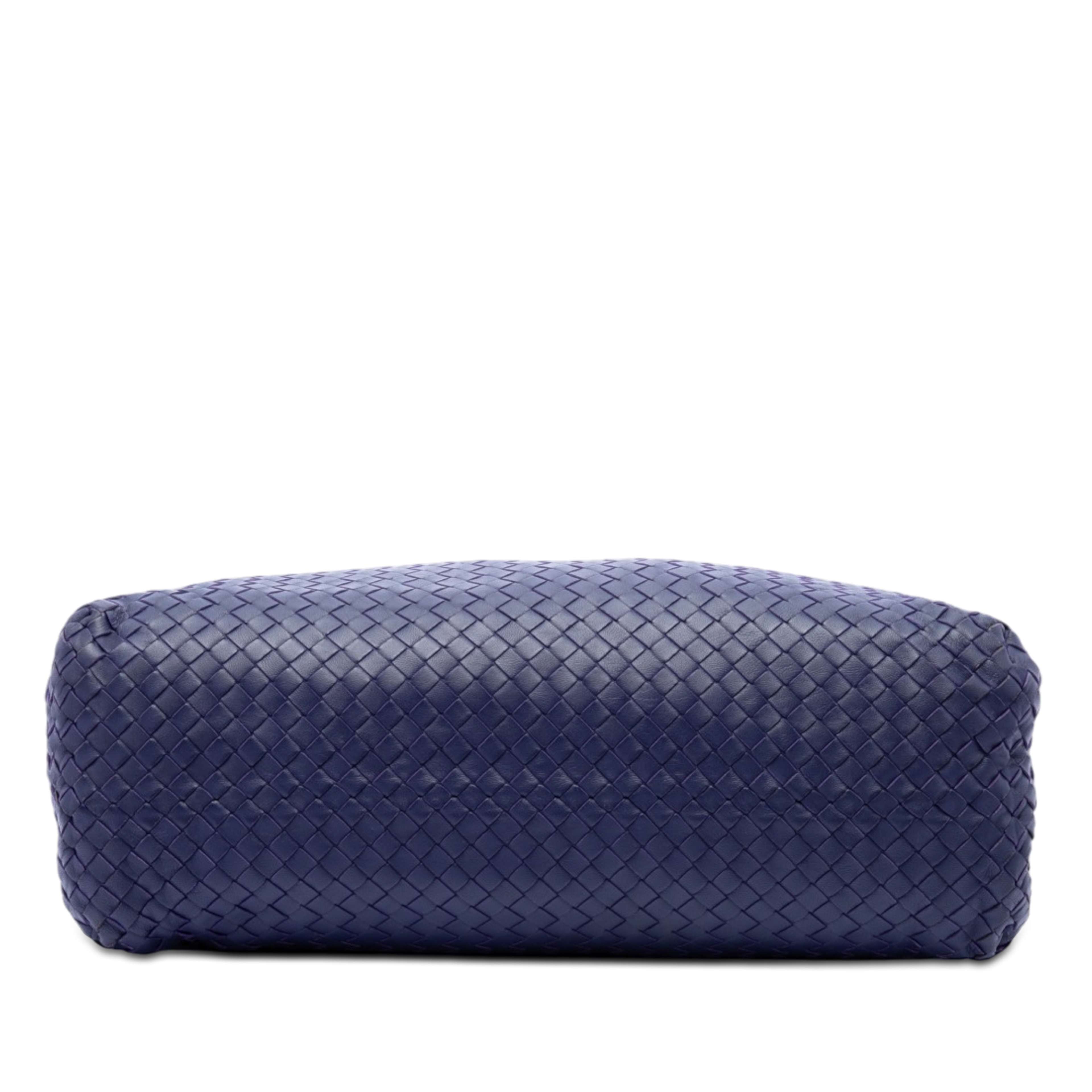 Bottega Veneta Large Nappa Intrecciato Double Chain Tote, från Luxclusif, i färgen navy. Klicka för att öppna bilden i stort format