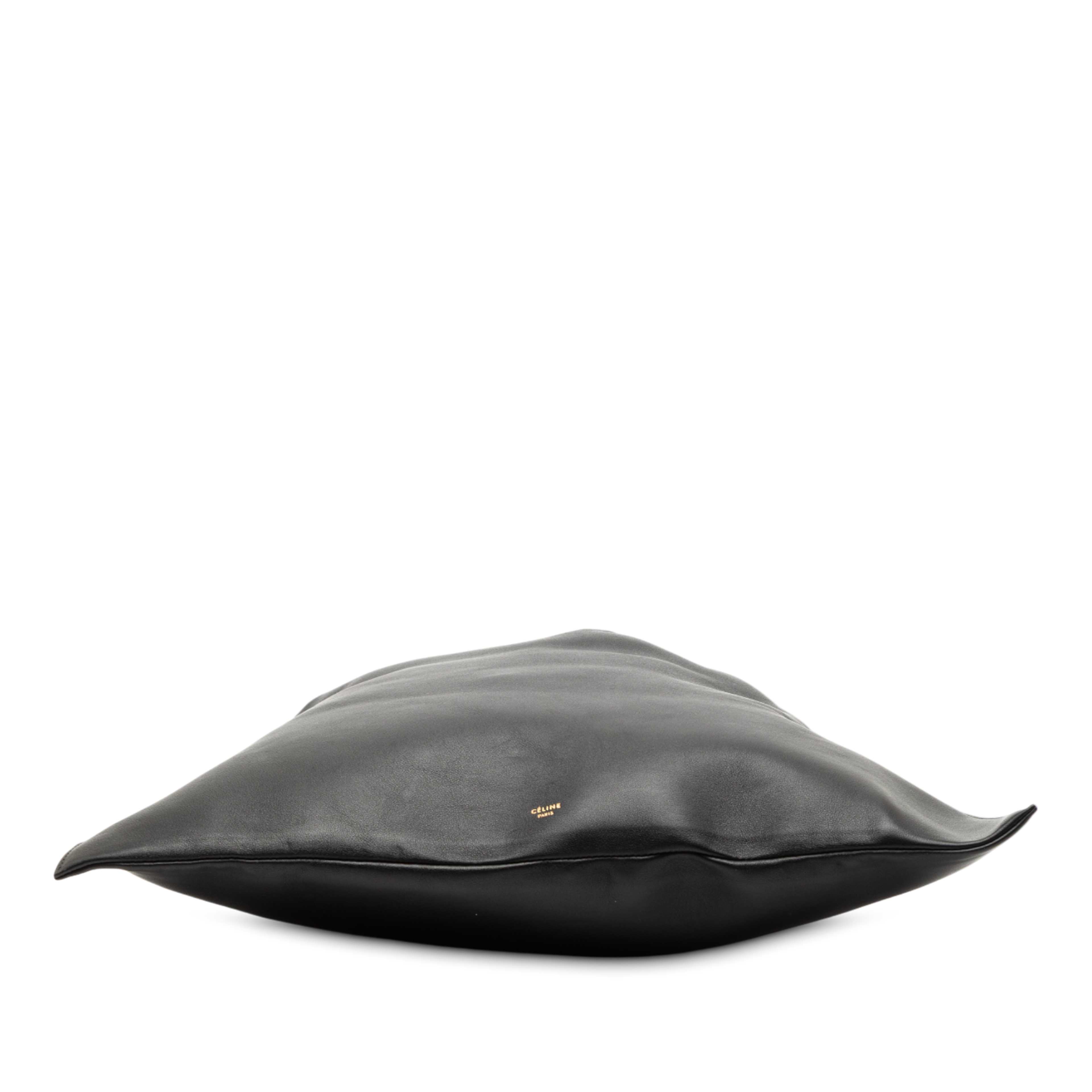 Celine Leather Open Triangle Sac Handbag, från Luxclusif, i färgen black. Klicka för att öppna bilden i stort format