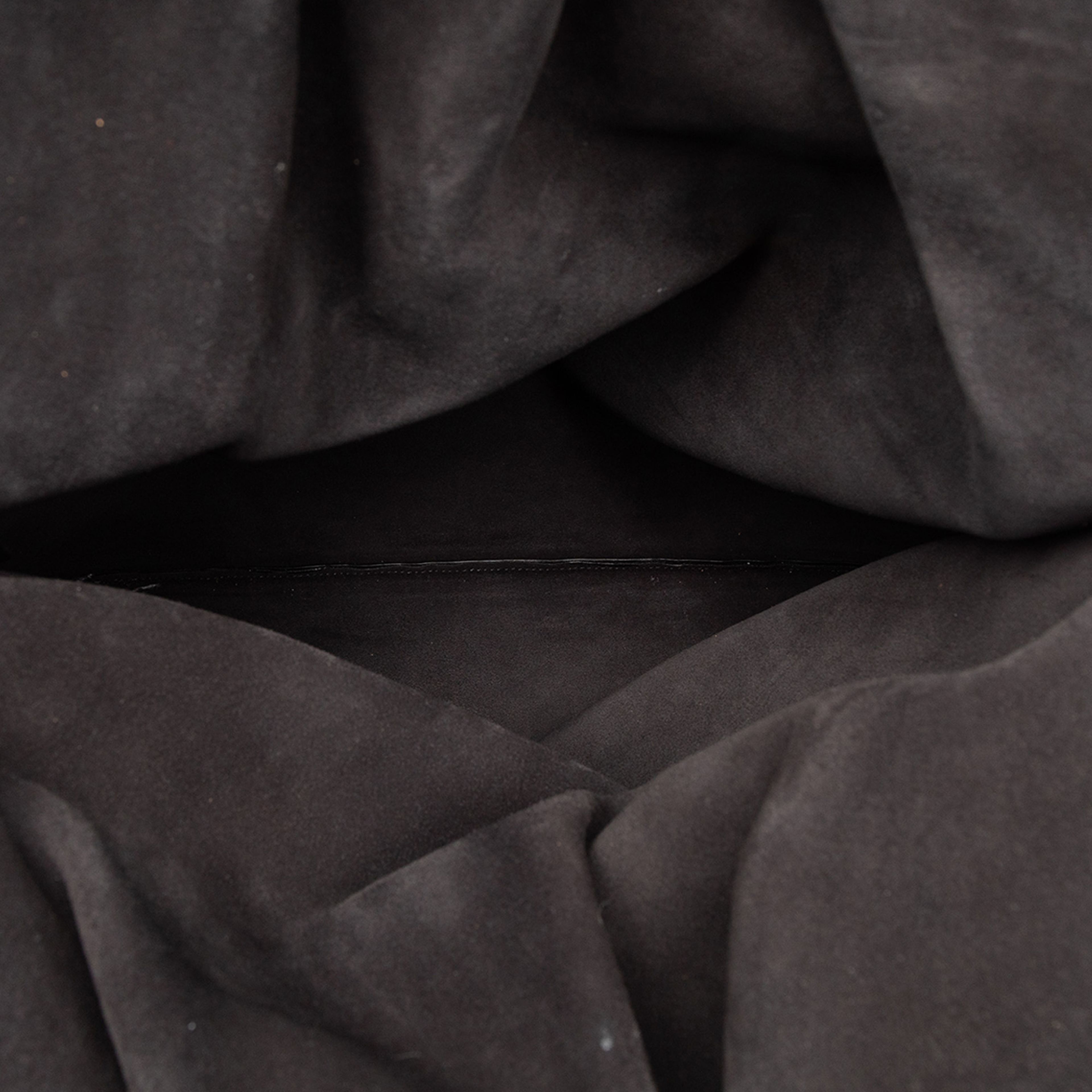 Celine Leather Open Triangle Sac Handbag, från Luxclusif, i färgen black. Klicka för att öppna bilden i stort format