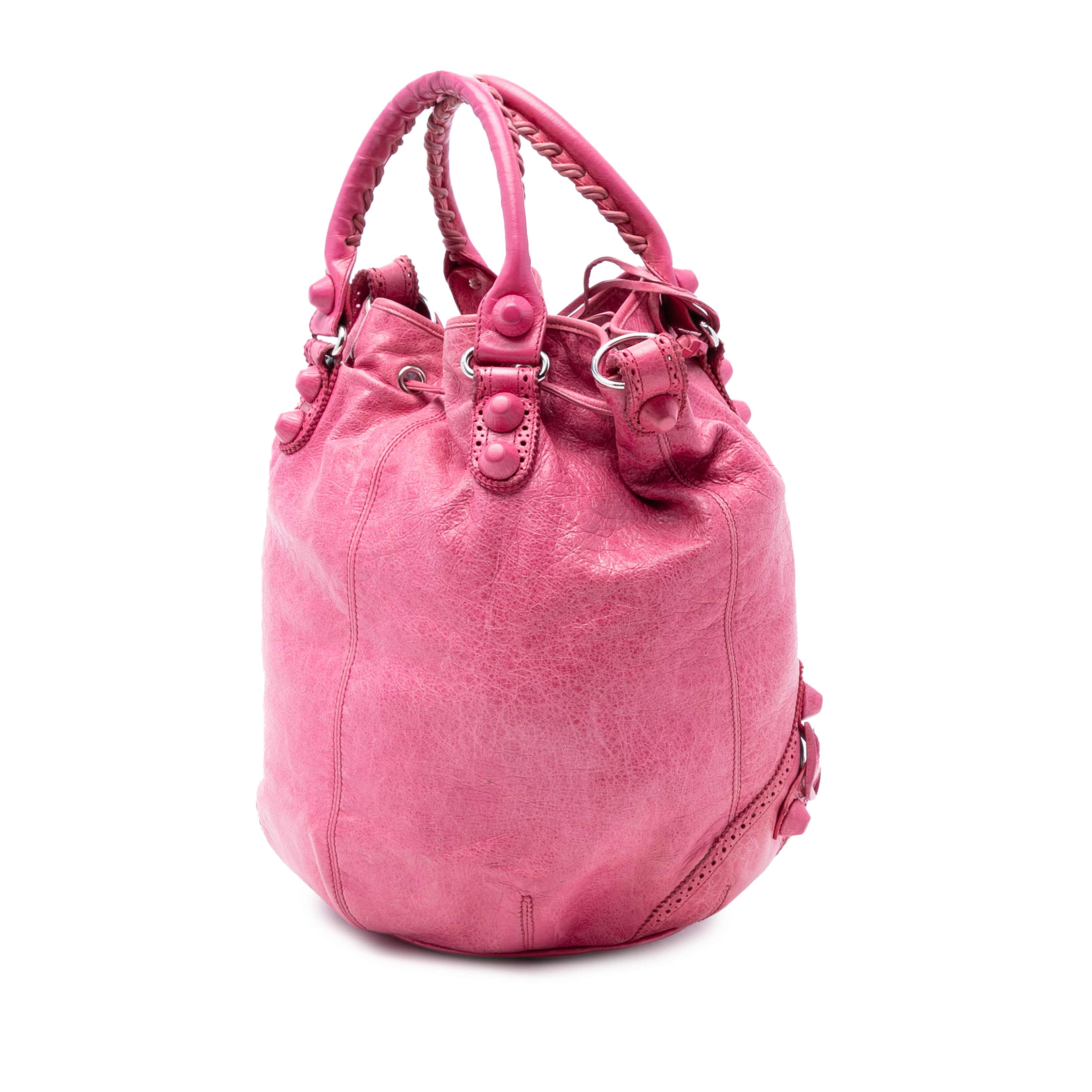 Balenciaga Lambskin Motocross Giant Brogues Pompon Bucket Bag, från Luxclusif, i färgen pink. Klicka för att öppna bilden i stort format