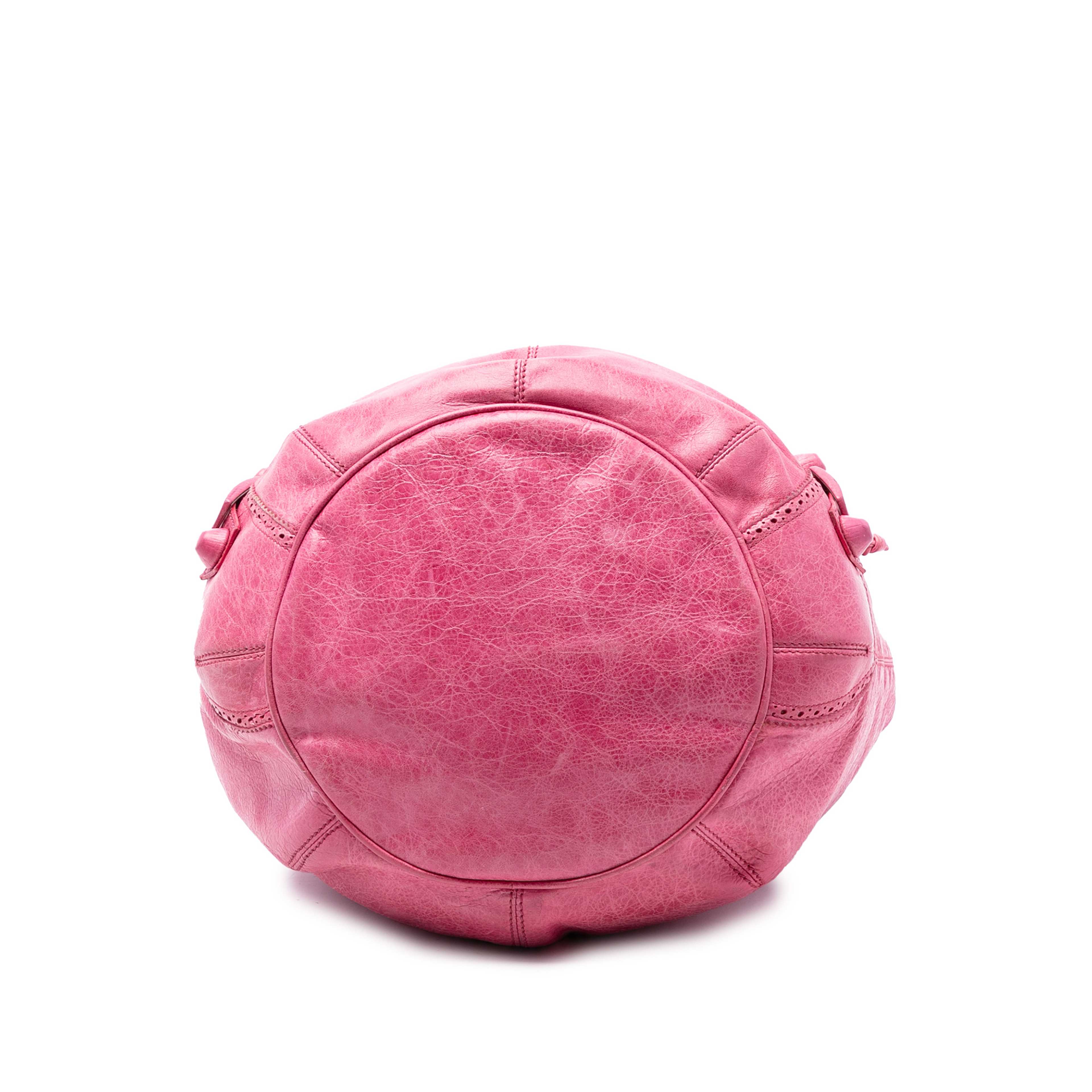 Balenciaga Lambskin Motocross Giant Brogues Pompon Bucket Bag, från Luxclusif, i färgen pink. Klicka för att öppna bilden i stort format